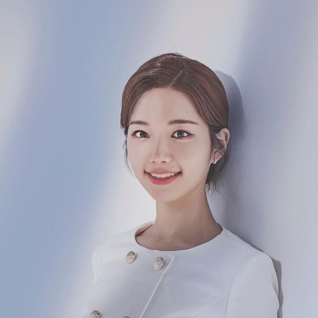 혜밍 on Instagram: "면접 끝나구 집가는길에 막 찍었는데 이게왠열 인생사진🤍 여기 보정동인데 왜 안가? Photo @st_bojeong Makeup @ddobom_beauty Dress @sssunnyjelly Shoes @jiiy00n_ #메이크업 아까워서 #프로필