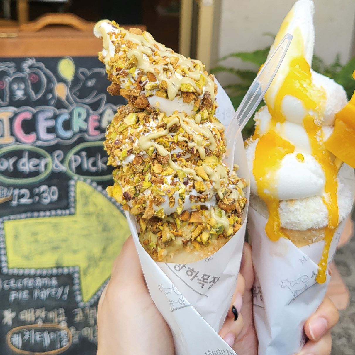📍진저베어 아이스크림 파이

새로운 메뉴 나왔길래 먹어봤는데 존맛탱
나는 망고아이스크림파이
친구는 피스타치오파이 먹음

아이스크림콘 대신 파이로 만들어졌음
상하목장이랑 한달만 콜라보라고 함!!!!

#진저베어 #진저베어파이샵 #상하목장 #상하목장유기농우유