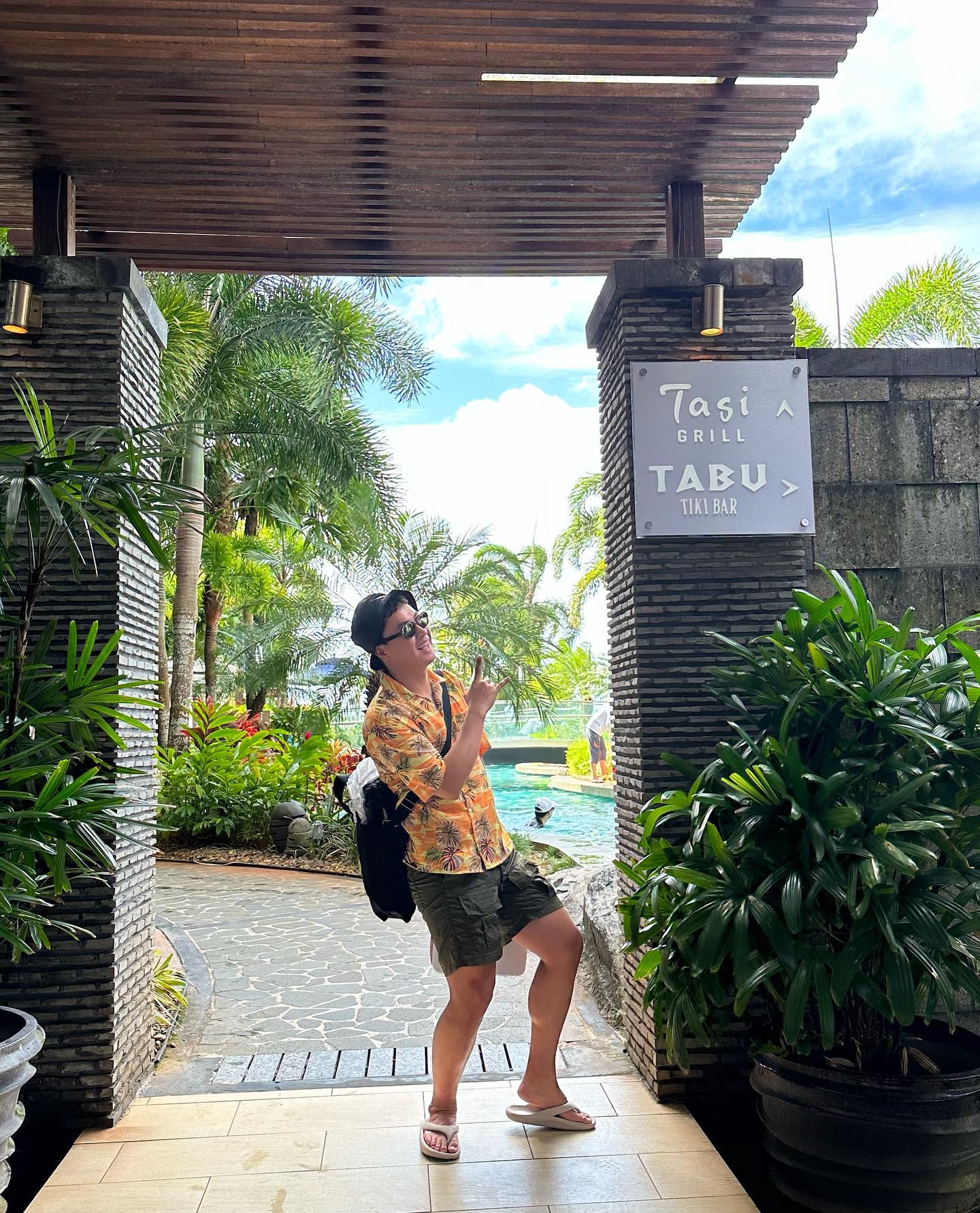 오늘 날씨가 좋다 그래서 생각난김에 사진첩을 디비보자🌴

오늘은 한달 느린 피드🧤
낙님🧑🏾‍🦱꾸꾸👧🏻땡큐👶🏻
가족의 첫 여행✈️

괌인데 더더 한국스러운 곳👍
화창한 날씨에 기분이 절로🤩

휴양지에선 언제나 수영복을 입고
언제나 입수준비상태로 싸돌아 댕기기🤲

비온댔는데 날씨는 ☀️
꾸꾸가 하나하나 전부 준비해줘서 넘나 편했던 여행 두진타니라는 이름이 기억안나서 식겁했던👍
이날의 추억 늦어도 기록하기👍

불과1달?된 피드ㅋㅋ

#가족여행 #괌 #괌여행 #두짓타니 #태교여행 #투몬비치 #꾸낙부부
