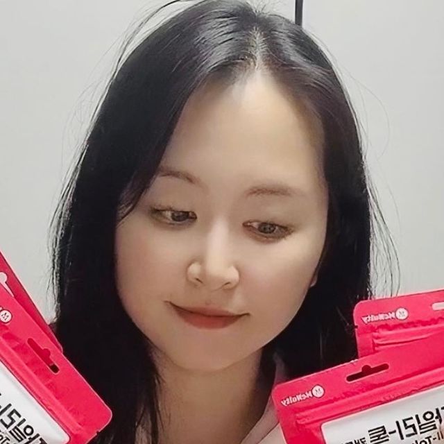 안녕혜진 on Instagram: "#광고 [한국맥널티] 맥널티 자일리톡 캔디🍓🍓 @mcnulty_official . 100% 핀란드산 자일리톨 사용한 캔디에요🥰 충치균은 자일리톨을 설탕으로 착각하고 먹지만, 소화하지