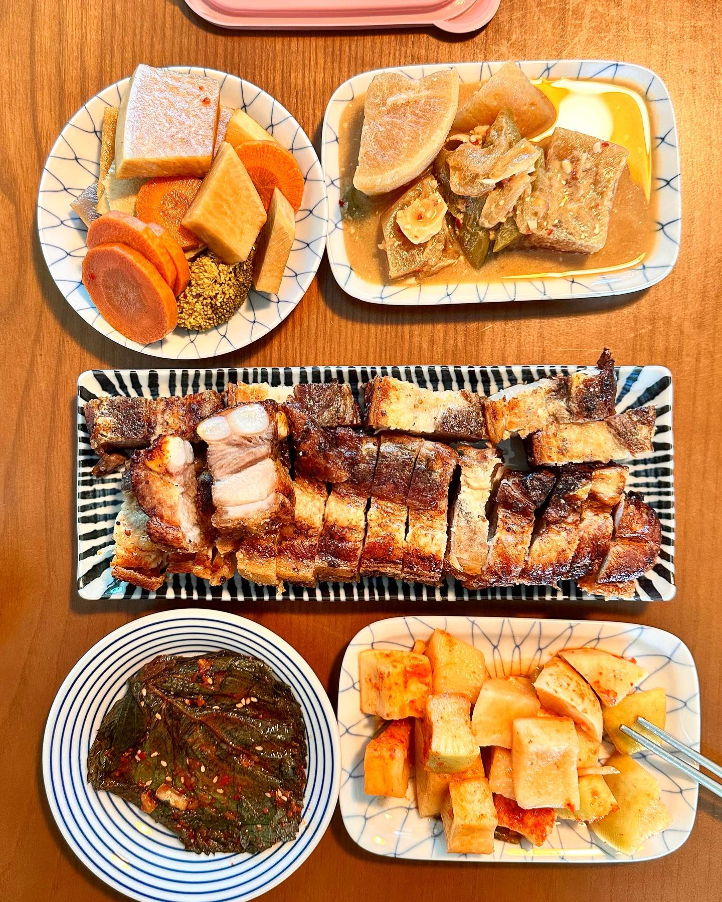 푸짐한 점심 식탁❤️😍❤️
점심부터 고기 먹으면 기분이 고기압❤️ 우디가 만들어주는 #우디집밥
먹고 오늘 하루도 화이팅!!!
.
.
.
#집밥 #점심 #요리 #고기 #삼겹살 #cooking #🥩