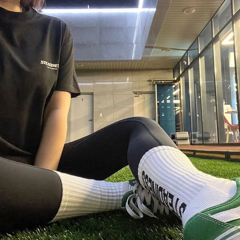 #제품제공

🏋️‍♀️#여자짐웨어 추천! 세상 편한 헬스 옷 브랜드
#스테디니스 시그니처 SS 반팔

✔️모든 제품이 국내생산 고품질 소량 생산 고퀄리티
✔️ 무신사에도 입점된 인증된 브랜드
✔️ 짐웨어뿐만이 아니라 일상복으로도 활용 가능한 디자인
✔️ 뛰어난 신축성으로 가동 범위에 전혀 방해받지 않음
✔️ 탄탄한 재질로 잦은 빨래에도 손상없이 오래 착용 가능
✔️ 161cm 기준 L사이즈를 입었을 때 엉덩이를 덮는 기장으로
  레깅스 위에 #힙커버 티셔츠로도 딱 좋아요.
⠀
📝 활동성, 신축성, 통기성 모두 끝내주게 좋아서 짐웨어로 딱 좋은 #헬스옷브랜드 #STEADINESS

앞으로 짐웨어는 스테디니스로 정착!

#stdn #헬스복 #헬스옷 #짐웨어 #헬스룩 #헬스장룩 #오운완 #헬린이 #운동복 #짐웨어브랜드 #웨이트 #머슬핏 #여자헬스복 #맞팔 #블로거 #klog #kzzz
