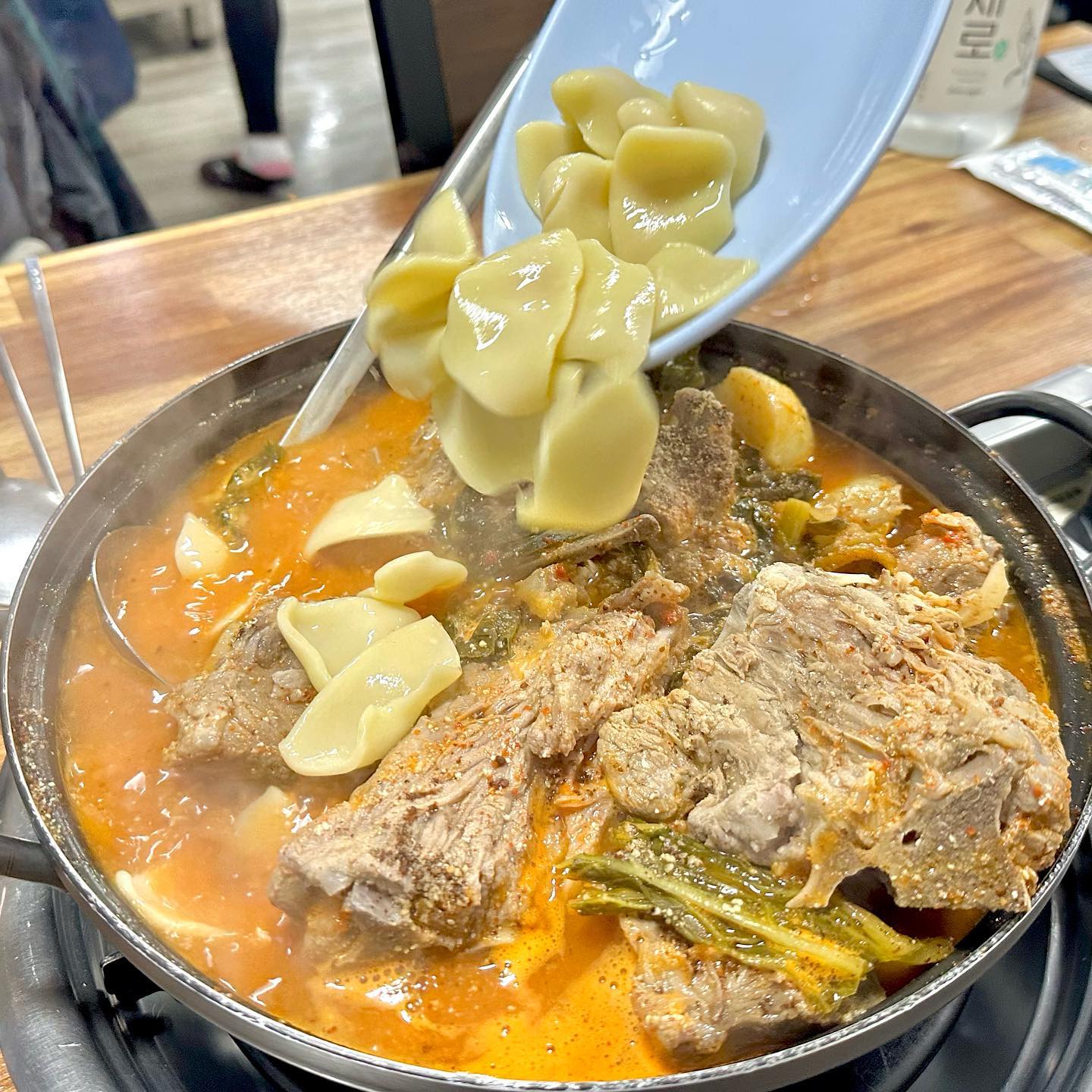 삼전동 #주은감자탕
 
이곳도 성시경 먹을텐데에 소개된 집
 
감자탕을 딱히 즐겨찾지 않기에
삼전동까지 굳이 찾아가야하나 싶었는데
 
두번 끓여낸 육수맛은 깔끔하고
고기도 푸짐~하게 들어있는게
괜히 감자탕 맛집이 아니였다.
 
직접 반죽한건 아니지만
쫄깃한 수제비 사리도 추가해야 인지상정
 
소주랑 못마신게 아쉬운데
야구장 갈 일 있으면 다시 가야하나 ㅎ..
한번쯤 찾아가 볼 법한 감자탕 맛집
 
✔️감자탕 小 30,000
✔️中 40,000
✔️大 50,000
✔️볶음밥 셀프 2,000
✔️공기밥 1,000
 
📍서울특별시 송파구 삼학사로 71
📍수~월 07:00 - 24:00
📍매주 화 정기휴무
 
#도순이의맛집
#도순이의맛집_송파