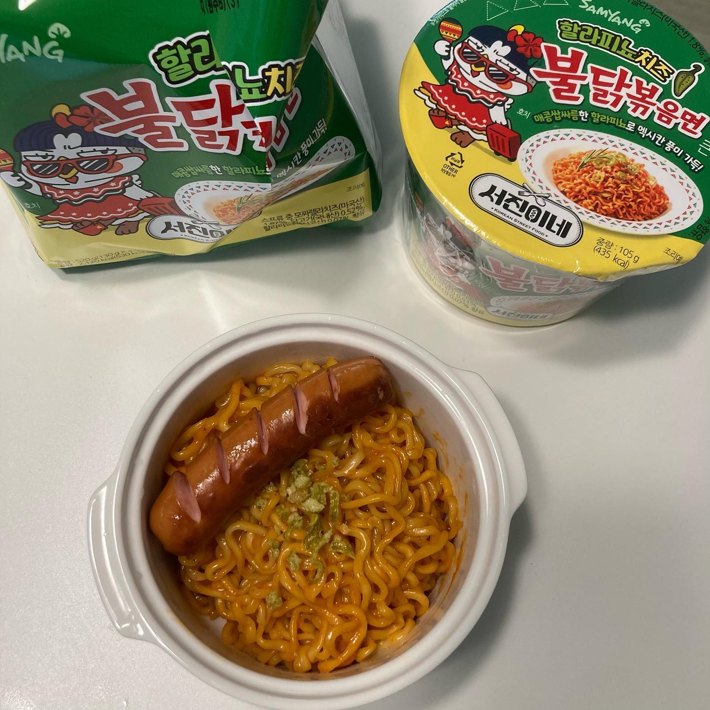 #협찬 
매콤 꾸덕한 할라피뇨치즈 불닭볶음면❤️‍🔥

매콤한 불닭볶음면에 할라피뇨의 향이확 나면서 색다르게 맛있었어요💚
할라피뇨+치즈가 들어가면서 멕시코의이국적인 맛이 느껴진달까😊

튀긴고추 후레이크도 오독오독 씹히면서 맛있는 식감을 더 살려줬어요🌶️

매콤한 불닭에 소세지를 구워넣으니 궁합이 너무 잘 맞더라요🤎

할라피뇨치즈 불닭볶음면 맥주에도 잘 어울리는 맛으로 사람들이 많이 찾아먹을것같아요💙👍🏻

✔️쿠팡, 공식물에서 구매가능!
✔️5월 6일부터는 쿠팡에서 할인행사도 한다고 해요😍

#멕시코푸드 #멕시코 #멕시칸 #멕시코음식 #할라피뇨페퍼 #할라페뇨 #할라피뇨 #치즈 #불닭신상 #편의점신상 #신상리뷰 #신제품 #불닭 #buldak