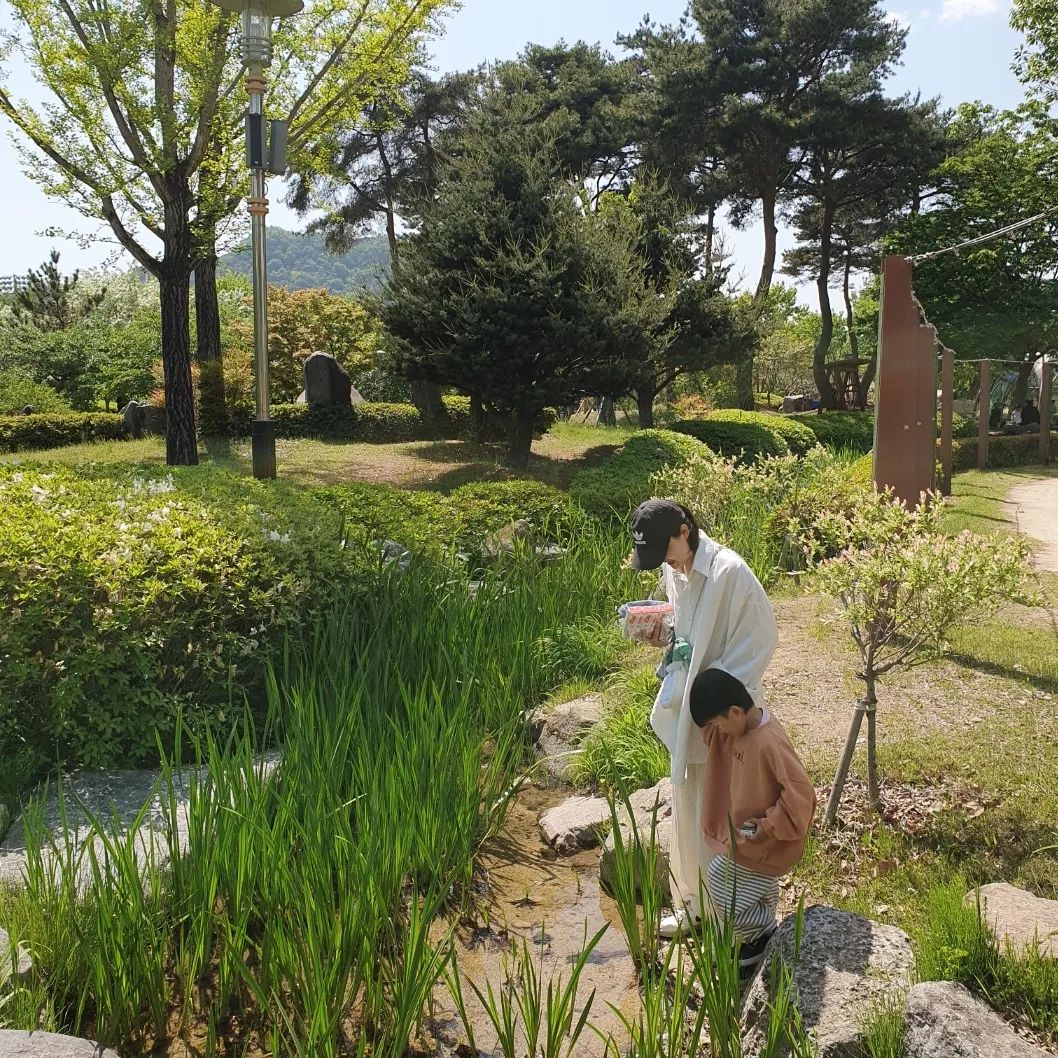#일상

지난주 주말일상
비가와서그런지 시골길산책에
엄청 큰 집없는 달팽이도 만나구
독개구리도 만나구
과학관 나들이에
공원 산책까지 알찬 주말이였지~♡

이번주는 어린이날이니 더욱 재미나게
놀아보자끄낭🥰

#내사랑 #주말일상 #행복해 #❤️
