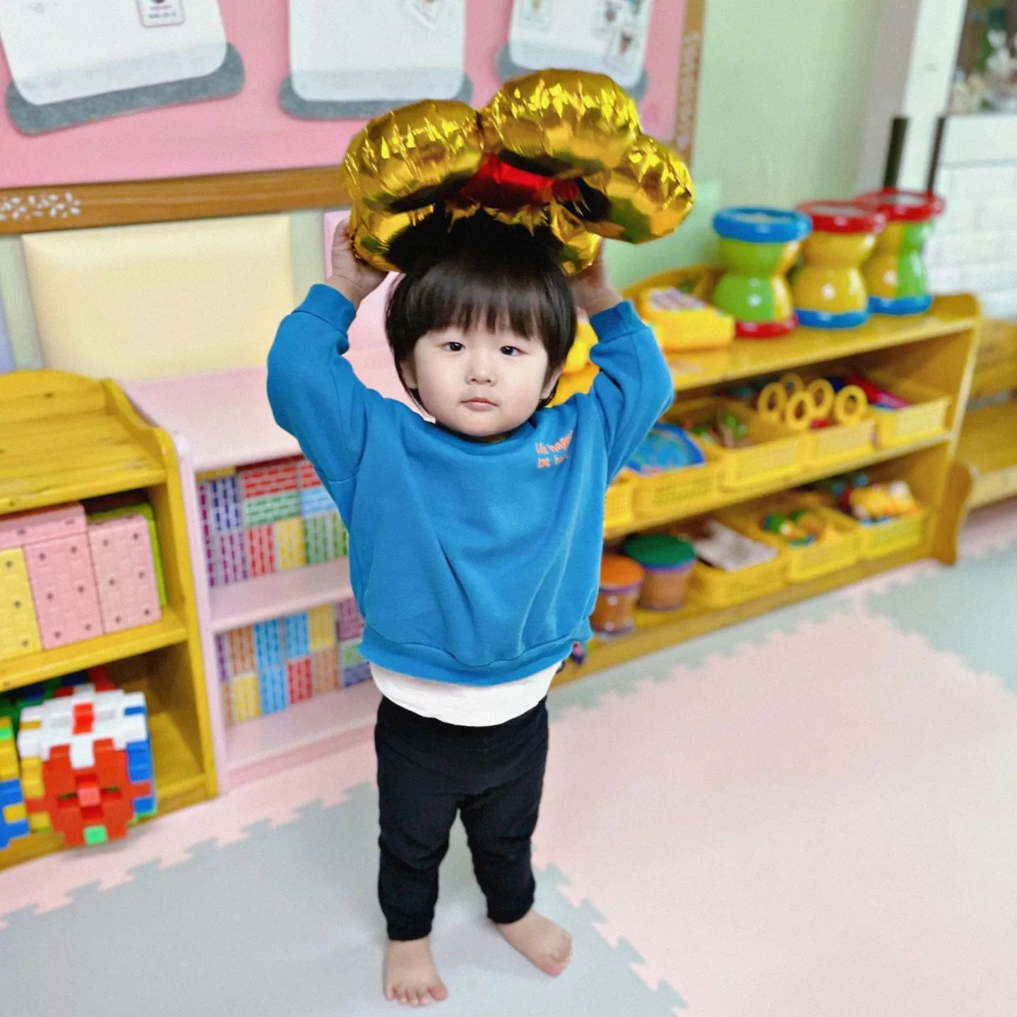 𝙷𝚢𝚎𝚘𝚗 𝙶𝚢𝚞 ♥ 𝟸𝟶𝟸𝟹 𝟶𝟺

똑딱이의 영향이 있었던건지 아기인형을 바닥에 눕혀서
토닥여 재우기도 한다는 똑띠씨 🤭❤️

집에서도 밤마다 애착인형 이불덮어주고 잘자라고
밤잠인사까지 한다 ㅋㅋㅋㅋㅋ ❛ ᗜ❛ ฅ

똑딱이한테 선뜻 다가가 놀진못하지만 가끔 안아주기도하고
아침인사, 등하원인사, 굿나잇인사 이 3가지는 꼭 한다🤣

진짜 많은 발전이 있는거라 고마울따름..ㅋㅋㅋㅋㅋ

얼집에선 공룡과 블록놀이를 참 좋아한다는 똑띠씨🦖🦕

글구 집에선 밥 안 먹겠다고 쌩난리를 쳐도
선생님한테 밥 먹는게 많이 괜찮아졌다는 소릴 들으니
그나마 다행인 것 같기도 하고 그렇댜.. ( ᴗ_ᴗ̩ )

초록색 나물도 경계하더니 이내 아주 조금씩 먹었다는데
도전해준 똑띠씨 아주 대견하다🤣

지난 4월 한달은 나에게도 똑띠씨에게도
많이 피곤했던 달이 아니였을까.. 싶은..🤦🏻‍♀️

내 고집으로 똑띠씨가 제일 힘들었을지도 모르겠다

그래도 좋은 선생님과 친구들 덕분에 조금은 괜찮았길..

참 고맙고 대견하고 많이 미안하고 사랑해 똑띠씨❤️

#똑띠씨의_어린이집_생활