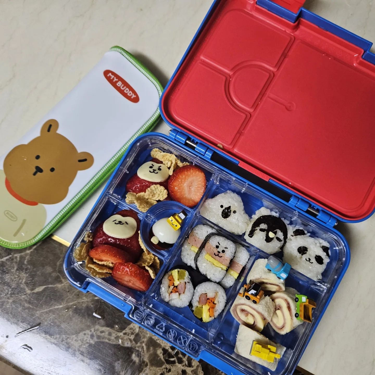 똥손 엄마의 최선🍱
아니 도시락 예쁘게 싸시는 분들은 무슨 능력인거에요 !! 어젯밤 머릿속 도안은 참 예뻣는데 실제 해보니ㅎㅎ 흠🥲
가을소풍때 조금 더 나아질거라 믿어보쟈꾸나 아들💦
.
.
#아들맘 #유누맘 #리틀서백 #어린이집도시락 #딸기체험 #어린이집 #유치원도시락 #봄소풍 #도시락싸기 #똥손엄마의최선 #워킹맘 #backwon_table #백원식탁 #맞팔 #선팔 #주부 #요리 #취미