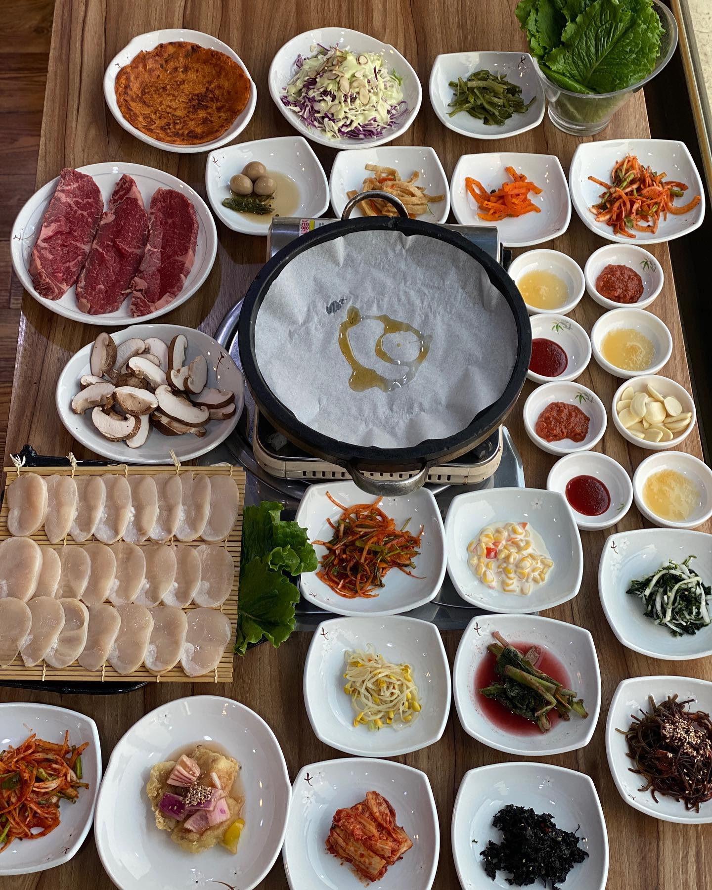 장흥하면 딱 떠오르는 삼합
소고기, 키조개, 표고 3가지
같이 먹으면 얼마나 맛있게요~

장흥 가면 항상 찾게되는
#장흥바다하우스 가서 먹고왔는데
역시나는 역시나 맛있네 ~ ㅋㅋ

다행히 술 안드시는 분이 있어서
맘 놓고 낮술까지 했는데
이거 낮술안했으면 서운할뻔했어요 !

부족함을 달래주기에는
초무침비빔밥만한게 없넹

#장흥 #바다하우스 #장흥맛집 #장흥맛집추천 #장흥삼합 #장흥삼합맛집 #장흥현지인맛집 #장흥로컬맛집 #장흥숨은맛집 #장흥여행 #장흥드라이브 #장흥나들이 #광주근교 #광주근교맛집 #광주근교드라이브 #광주근교여행 #광주근교나들이 #맛집추천 #맛집투어 #먹스타그램 #삼합