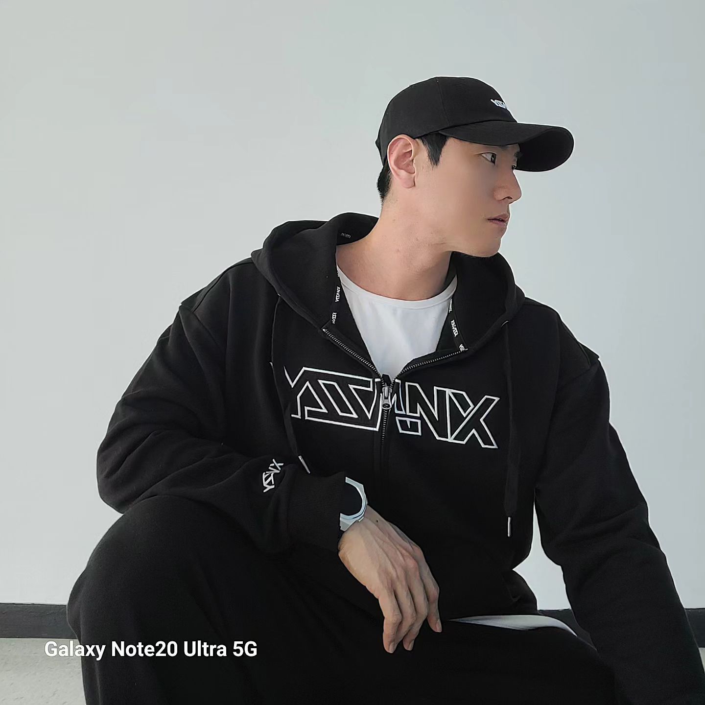 오늘 소개해드릴 제품은 
제가 서포터즈로 속해있는
엑스네지의 투웨이 스포티 후드집업 입니다
빅아플리케 자수가 굉장히 매력적이고
로고의 유니크함이 느껴지죠~
투웨이 집업이라 요즘 트렌드에 맞춰 코디하기도 
좋고 운동할때도 걸림 없이 편하구요 
사이드에 스트링이 있어서 크롭한 느낌으로도 
연출가능합니다
요즘 같이 일교차가 심할때는 후드나 자켓이 필수죠
청바지나 요즘 유행하는 카고바지에도 잘어울리고
저는 오버핏을 좋아해서 XL를 착용했고
안에 티셔츠나 맨투맨입어도 충분히 
여유 있는 사이즈입니다
바지랑 셋업으로 나온 제품이라 셋업으로 입어도
너무 예쁠꺼 같아요

FITTING SIZE
*182CM / 85KG
*XL SIZE
BLACK COLOR

위 제품에 관심이있으시다면
무신사. 네이버에 엑스네지를 검색해주세요~!!

*꿀TIP*
 네이버 스마트 스토어 [엑스네지 ] 에서는
  https://smartstore.naver.com/xnazzy
기본 할인 20~50%을 하고 있고 
추가로 스토어 알림설정시 1천원 지급, 
별5개 사진 후기 작성하면 네이버포인트 5천원 지급하고 있어요~

xnazzykorea.official
xnazzykorea_people_official
#엑스네지최애템
#제품 #협찬 #엑스네지 
#엑스네지서포터즈2기
#운동하는여자 #헬린이
#헬스타그램 #다이어트식단
#ootd #today #데일리 
#legday #편한옷 #고프코어
#nike #adidas
#피트니스 #스포츠모델 #poohgym #푸우짐 
#fyp #foryou #foryoupage #vlog