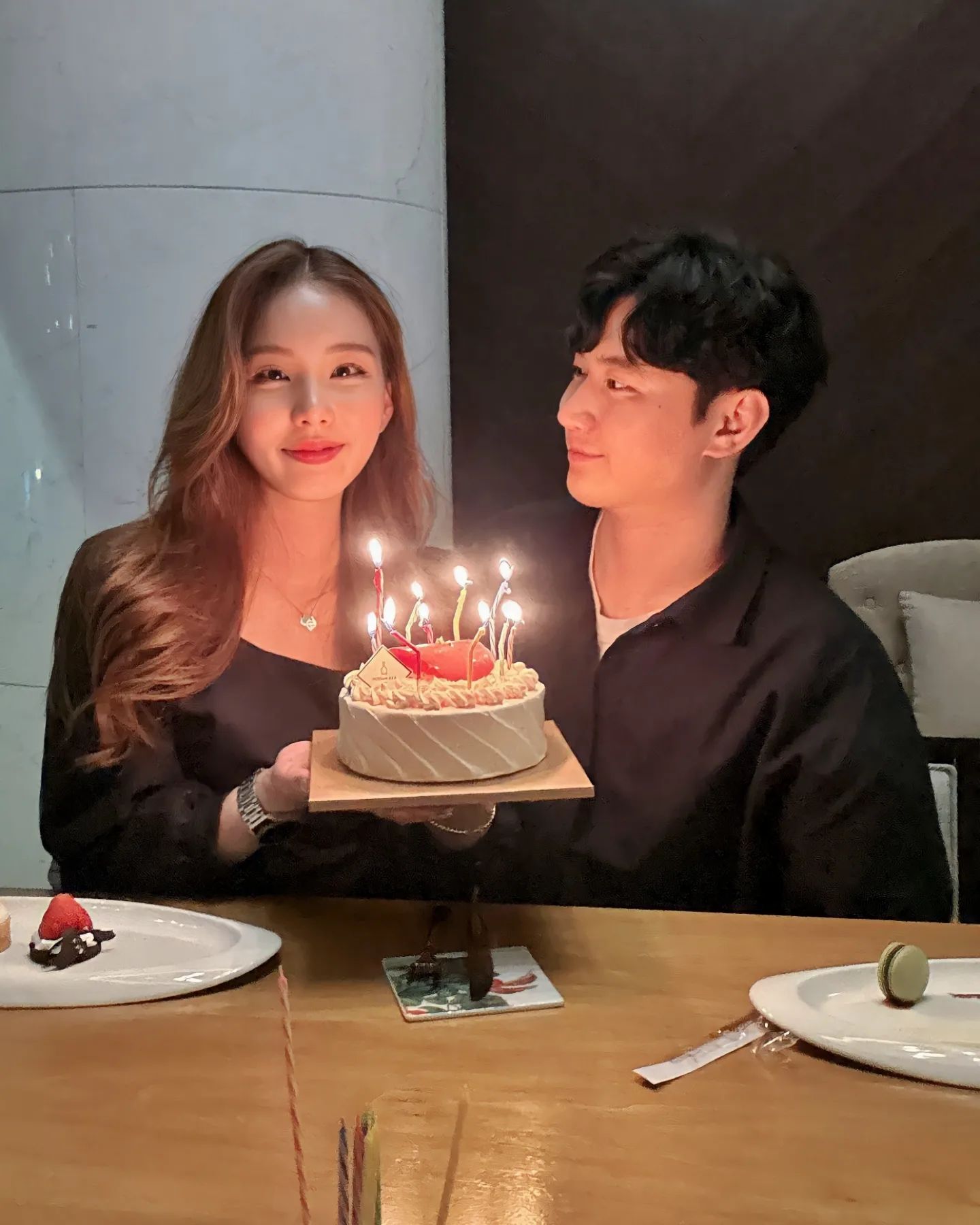 생일파티가 끝나가서ㅎㅎㅎ
이제 기록하구있는즁... 박제는 해놔야져😋❤️

생일케이크를 하루에 2개나 준비해준
내 산타 오라버니 🥳

행복한 하루를 선물해준것만으로도 고마운데 나한테 어울릴 것 같다고 
예쁜 머스타드색 신발까지 :) 내가잘하께ㅠㅠ

올해 너무 바쁘다구 내 생일 제대로 못챙겨줘서 미안하다면서
집에서 맛난 리조또만들어주고, 한우 사준 내남자칭구💓 올해부터
더 바빠지겠지만 늘 응원해 :) 슬리퍼 너무맘에들오 ㅎㅎ
여름내내 신고다닐게🥰 

연달아 생일파티 함께해준 내소울메이트 내단짝 내편 내뀨....
사댱해 ㅠㅠ🩷 앞으로도 내생일은 평생 너랑보낼구야 🎀 

갑자기 편지되긴했는뎋ㅎㅎㅎ
결국은 내가 더 잘할고라는 얘기였어 헤헤헤헤
.
.
.
.
.
#2번째생일파티 #생일 #그랜드머큐어
#호캉스 #생일케이크 #생일선물