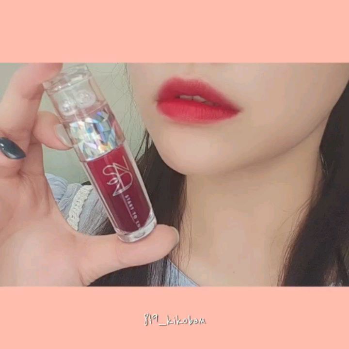 #협찬 #S2ND 
s2nd_official
딸랑이 틴트 라고 불리는 
에스투엔디 틴트

이 제품은 
바르기 전 
오일층이 잘 섞이게
흔들어 준 뒤 발라주면 
생기있는 입술이 되는데요

실제로 발라보니
발색도 이쁘고
유지력도 오래가더라구요

호호바,아르간,해바라기씨 오일로 
민감한 입술을 보호해줘서 촉촉하게 유지되어서 좋더라구요 

제품  사용방법  은 아래링크
https://youtube.com/shorts/lsVspIzo2XE?feature=share

#딸랑이틴트 #엔들러스터틴트 #에스투엔디 #틴트추천 #오일틴트 #워터틴트 #S2ND #틴트