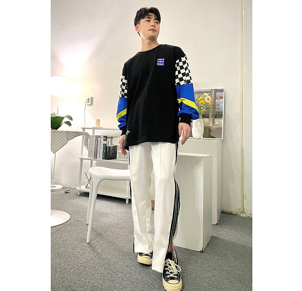 전신샷이 짤려소,,🖤알록이달록이예쁜맨투맨💪freakishbuilding 
.
.
#freakishbuilding #남자맨투맨 
#프리키쉬빌딩 #맨투맨
