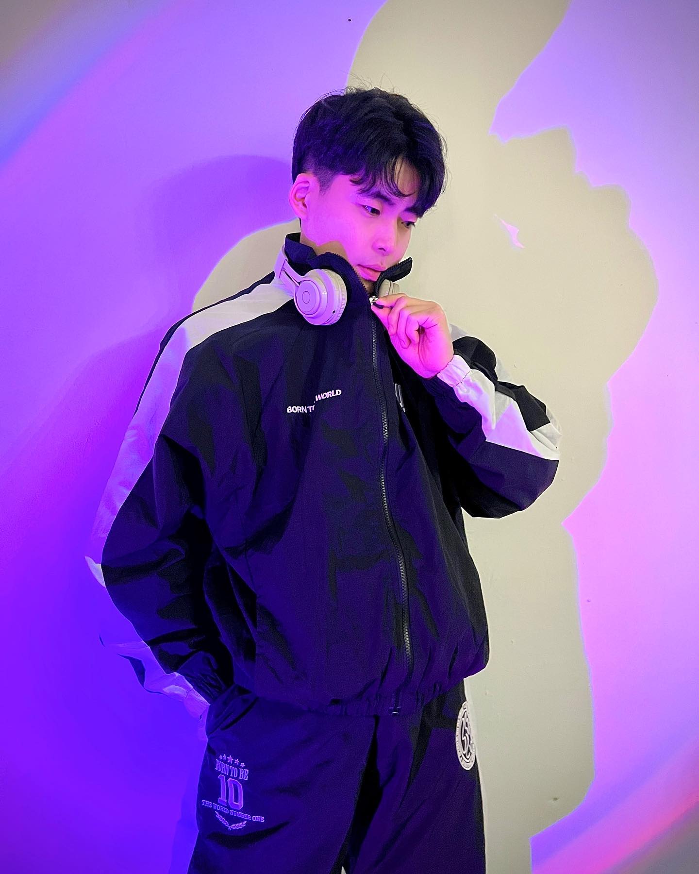 born2bw_
멋진 블랙 셋업 나이뜌🫰
.
.
#본투비월드 #borntobeworld #반팔티 #데일리룩 #패션스타그램 #패션 #fashion #여름반팔 #코디