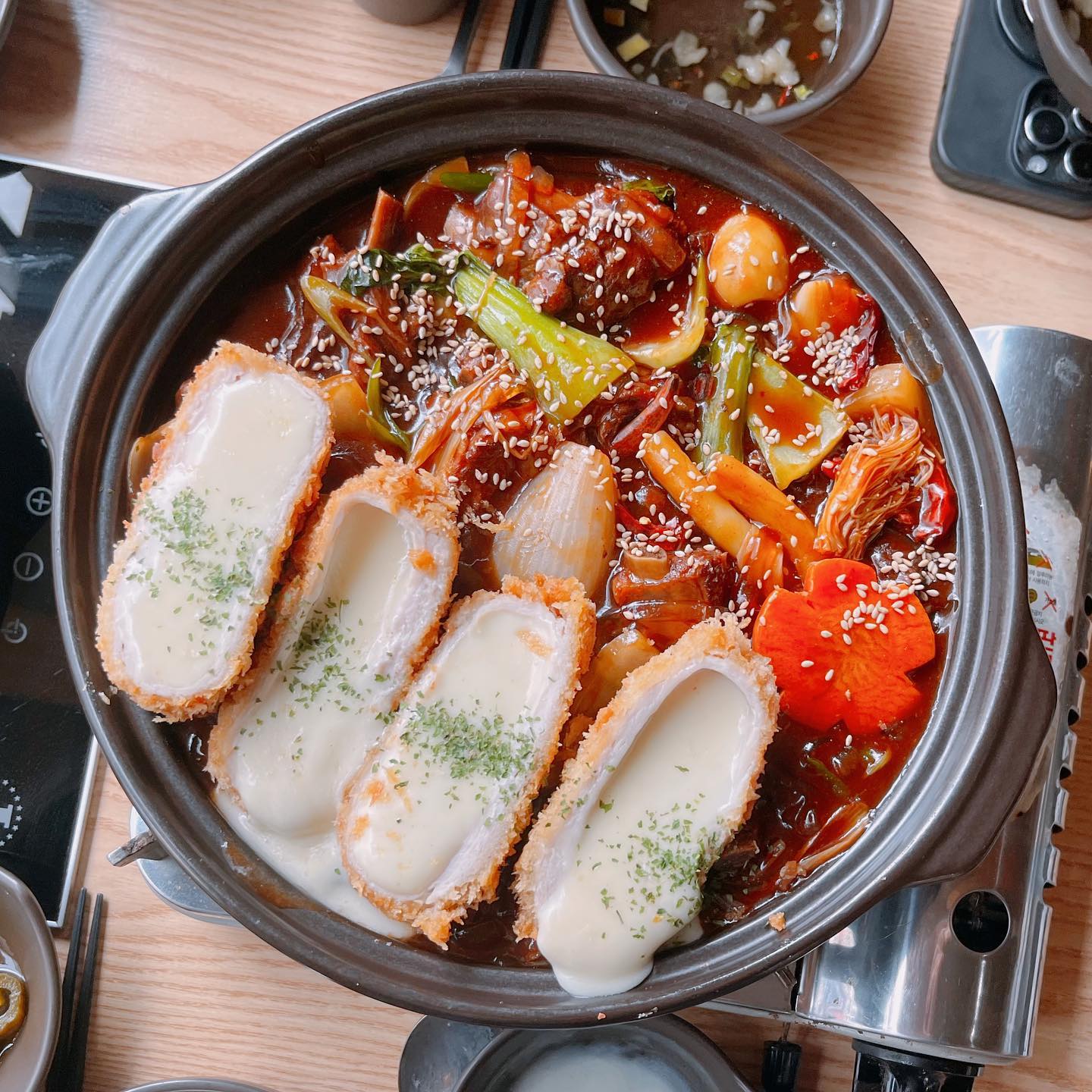 #설해돈
📍위치: 대전 서구 대덕대로233번길 36 라온채빌딩
❤️저렴하고 양많은 이색돈가츠 맛집
🧡떡볶이+돈가츠 조합은 맛없없
💛매운갈비찜+돈가츠 조합은 진짜 말해뭐해…처음먹어보긴했는데 진짜 맛있어요…눈물남
💚안에 치즈가 꽉찬…요즘 유행하는 스타일의 돈가츠
💚갈비도, 떡볶이도 결코 곁들인 음식맛이 아니라 진짜 맛있는 메인요리맛
💚맵기조절가능합니다!!
💙매갈까스:22000~
💜재방문의사 80%
🤎추천메뉴: 메갈까스

#맛집스타그램 #맛스타그램 #맛있다그램 #먹스타그램 #먹방 #술스타그램 #오늘뭐먹지 #야식 #꿀맛 #먹스타그램 #먹스타 #먹스타맞팔 #먹팔 #먹스타그램맞팔 #먹팔환영 #먹팔맞팔 #소통 #좋아요 #팔로우늘리기 #좋아요반사 #좋반 #좋아요늘리기 #팔로우 #맞팔 #likefoefollow #lfl #fff #f4f #follow4follow