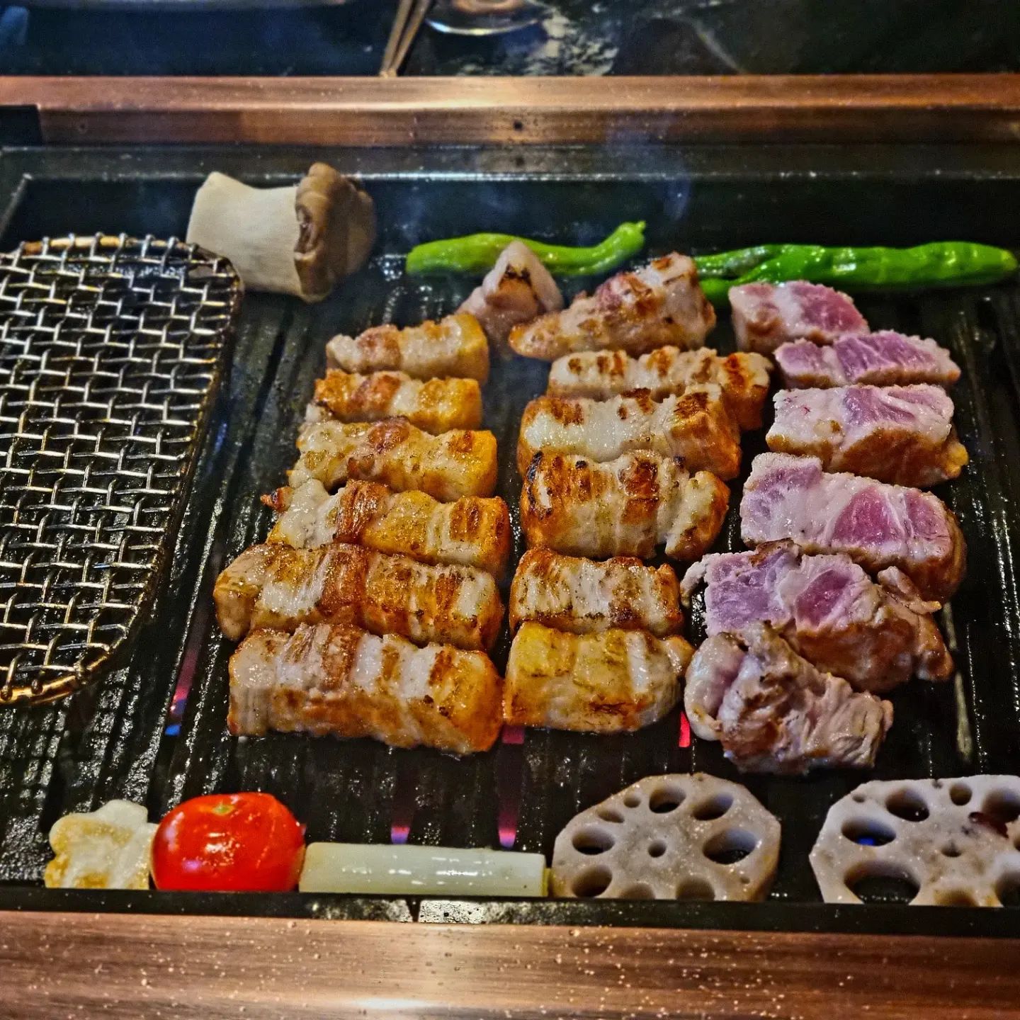 #협찬
🤟 

🔸️마장동김씨 분당야탑점 [삼겹살,목살,껍데기]
🔸️경기 성남시 분당구 야탑로105번길 12-9 1층 

오늘 리뷰는 "마장동김씨 분당야탑점"입니다😃 

위치는 야탑역 도보 3분 거리에 있어요👟 
매장 앞에 주차 4대 가능해서 주차걱정 No! 
🛎예약문의는 031-705-2999 

마장동김씨는 체인점이라서 많이 들었는데
성남 야탑에도 새로 오픈했습니다!! 

새로 오픈한 매장이라 내외부 깔끔한건 기본😄
밖에서 보면 와인바 느낌이 물씬! 

주문한 메뉴는 2인세트! (삼겹살, 목살, 껍데기) 

밑반찬 깔끔하게 나오는거 보이시나요??
다진 오징어젓갈과 갓김치까지! 
그리고 김도 싸먹어서 다양한 맛으로 즐길수 있어요! 

그리고 드디어 고기의 등장! 
고기님께서 너무 멋있게 등장해요😍 

역시 고기는 남이 구워주는 고기가 제일 맛있죠! 
마장동 김씨는 직원분께서 
전문가 포스로 직접 구워줍니다! 😄👍 

소금은 영국산 말돈소금으로 끝맛이 깔끔해서 
고기랑 너무너무 잘 어울리고
고기 품종은 흑돼지와 백돼지의 계량종인 
얼룩돼지라 그런지 잡내도 1도 없고 진짜 찐맛!!🤩 

고기가 좋아서 그런지 뭐랑 먹어도 다 맛있더라구요 
김 와사비 오징어젓갈 갓김치 말돈소금 명이나물~ 
다양한 맛으로 즐겨서 더 맛있는거 같아요😀 

된장찌개에 꽃게와 재료 푸짐하게 들어간거 보이나요😍 
고기도 맛있지만 된장찌개도 너무 맛있더라구요👍 

이상 야탑 고기 1짱 
"마장동김씨 분당야탑점" 리뷰였습니다😍 

#협찬 #마장동김씨 #마장동김씨분당 #마장동김씨분당야탑점 #마장동김씨야탑 #야탑맛집 #야탑역맛집 #야탑고기집 #야탑삼겹살 #야탑회식 #야탑데이트 #야탑역고기집 #야탑역삼겹살 #성남맛집 #먹팔맞팔 #먹스타 #먹소통맞팔