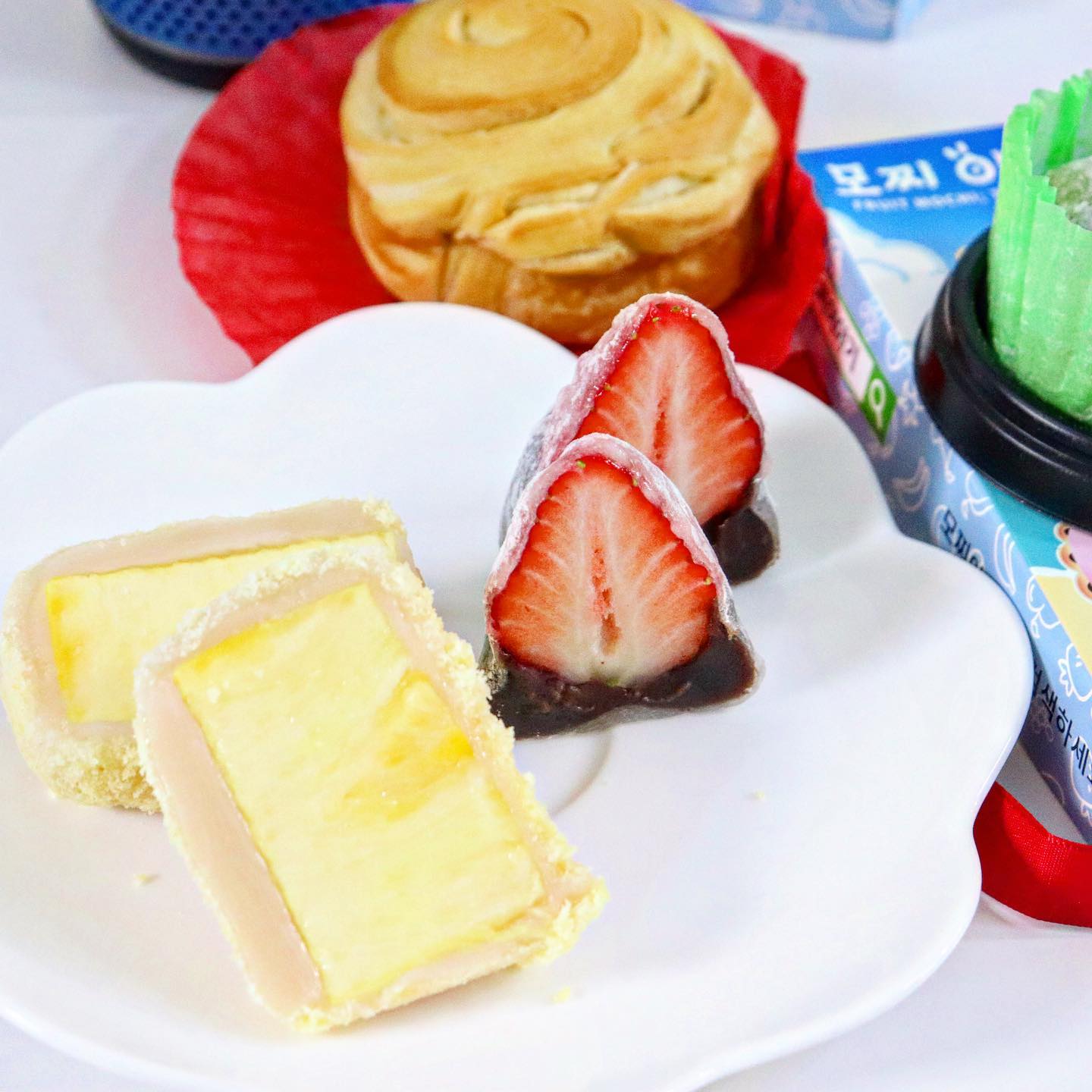 #협찬 #모찌이야기

[모찌이야기]딸기모찌+랜덤모찌

🍓 저번에 <모찌이야기>에서 #딸기모찌 구매해 먹어보고 너무 맛있던 기억에
#어린이날 기념으로 직원들에게 #특별한선물 을 해주고싶어 구매해봤어요 ☺

국내산 찹쌀로 만들어 더욱 쫀득쫀득 맛있는건 기본이고 😋
무엇보다 신선한 과일로 만들어 비주얼은 물론 달콤한 맛까지 끝내줘서😁
선물로도 넘나 좋아 만족감이 배가되더라고요 💜

특히 귀욤귀욤 고급스러운 포장이 너무 매력적이고😆
아이들 간식으로도 어른이 간식으로도 뭔들is 찰떡템인건 안비밀 !!

쫀득하고 달콤해 매력이 철철 넘치는 #과일모찌 여기요 🙋
애들이 너무좋아해서 앞으로도 자주 구매해야겠어요 🌷

#과일찹쌀떡 #청포도모찌 #키위모찌 #생과일모찌 #모찌 #청포도모찌 #택배의여왕 #맛있는간식 #선물 #어린이집선물 #어린이날선물 #집들이선물 #간식추천 #맛있는간식추천 #아이들간식 #어른간식 #과일