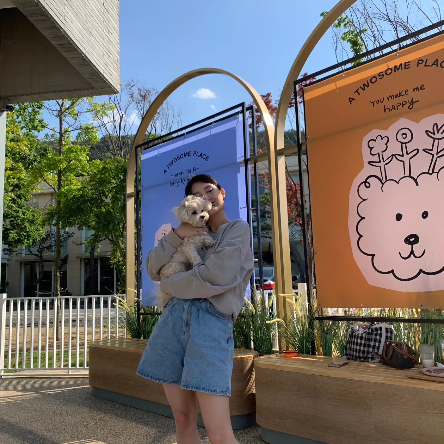 🐶피드에 솔이 장식하기 🐶
#펫프랜들리카페 #투썸플레이스 

이런 카페 진짜 더더더 많이 만들어주세요🙏🏻
강아지 키우기 전엔 몰랐는데, 데리고 갈 만한 곳이 아직 턱없이 부족해유..... #특히밥집 

공간이 작긴 하지만, 그래도 조았어요~~
음료 주문할 때까지 얌전히 파킹돼 있는 솔이 넘모 귀엽구...❤❤❤

투썸이 스타트 끊었으니
다른 프랜차이즈에서도 동참하지 않을까 하는 기대...💓💓 

📍#투썸플레이스수성못점
대구 수성구 용학로 118 
매일 09:00~23:00 (금,토 새벽1시)

#대구애견카페추천 #대구강아지카페 #대구강아지동반 #대구애견동반카페 #대구강아지동반 #똑솔이 #말티푸 #말티푸솔이 #대구애견카페 #펫프랜들리