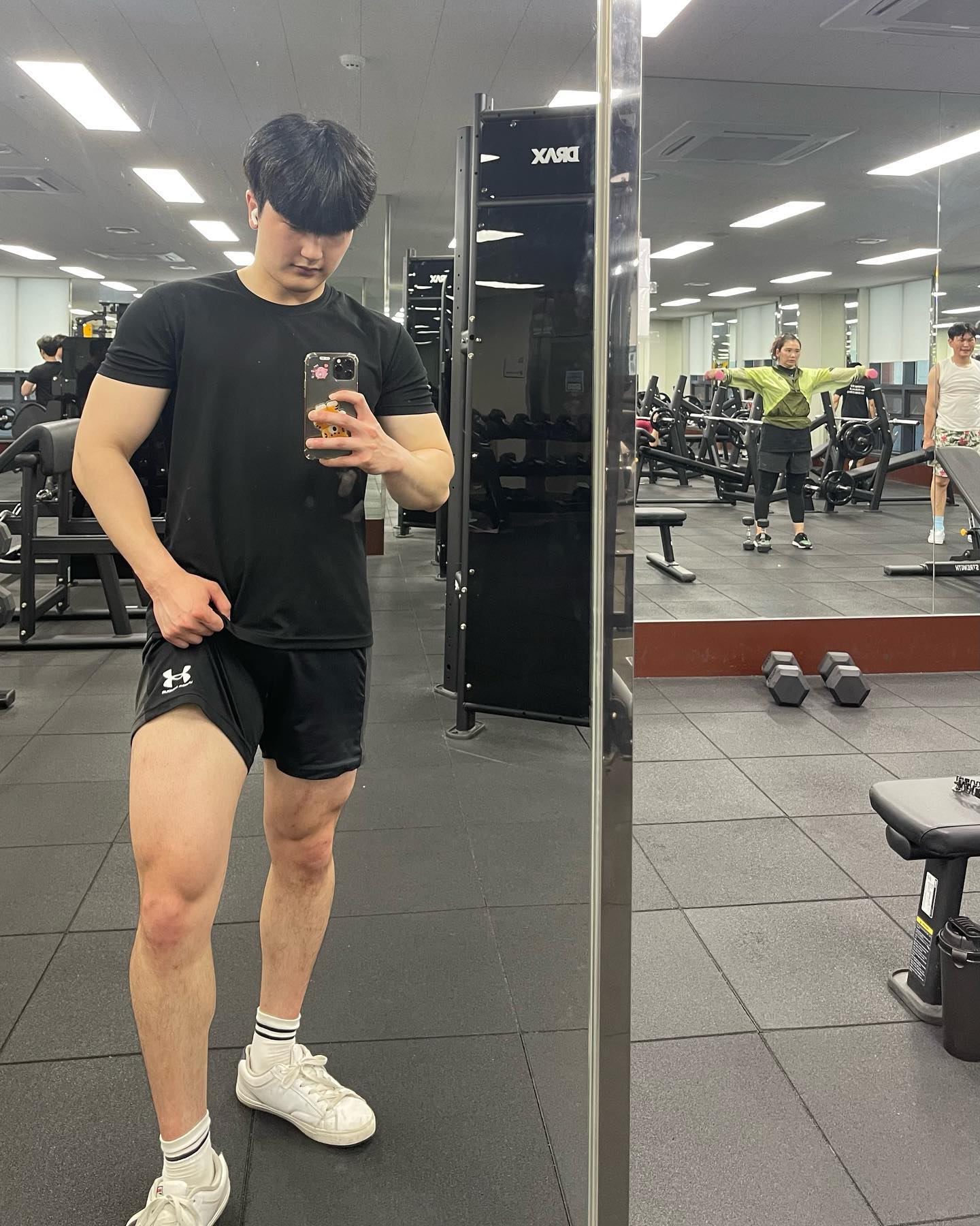 2023.5.4 운동기록📝

🔥하체 운동🔥

✅스쿼트 75kg 12회 5set 
 
✅레그프레스 160kg 15회 5set
 
✅레그 컬 47kg 15회 4set

✅레그 익스텐션 55kg 15회 2set
 
✅시티드 레그 컬 47kg 15회 4set
 
⏰휴식시간 : 1분40초

목요일도 운동 끝🔥
오늘은 하체운동을 끝냈어요🤗🤗 일주일마다 한번씩 하는 하체운동이지만 어찌나 가기 귀찮던지,,,ㅎ 하지만 모든 귀찮음과 유혹을 뿌리치고 운동을 하고 나니까 새삼 뿌듯해지는 오늘입니다🤣🤣
내일은 어린이날이어서 헬스장이 문을 안연다고 하네요🥹 하루 푹 쉬고 토요일 오전에 운동 갔다오는 거를 목표로 해볼 예정이예요😆😆
.
목요일 운동 고생하셨구 득근하세요💪💪💪