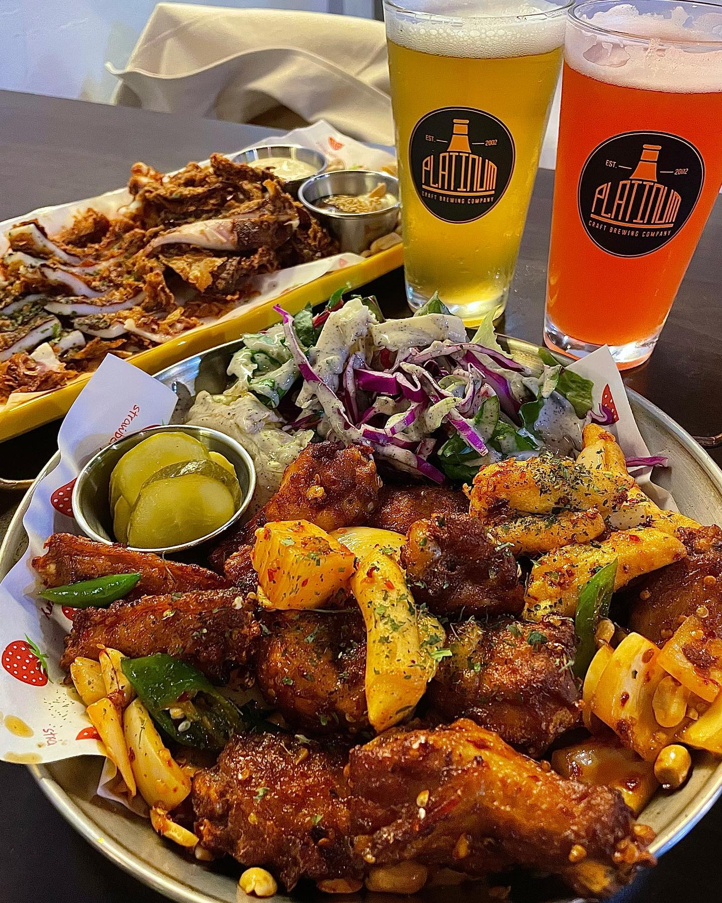#협찬 #깡구PUB
과일 맥주가 맛있었던 포차 깡구펍🍻🥴 

일산 호수공원 꽃 박람회 구경하고나서 방문했던 깡구펍
날씨가 선선해서 많은분들이 야외테이블에 앉아 
맥주를 드시고 계셨어요😊
다양한 종류의 수제 맥주와 과일 맥주가 있었는데
자몽 맥주가 상큼하면서 향긋하니 맛있었어요
깡구펍에 가신다면 🌟자몽맥주 추천드려요🌟

🔍 깡구펍 (위치 태그하기)
✅ 주소 : 경기 고양시 일산동구 중앙로 1305-56 라페스타 D동 113호
✅ 전화번호 : 031-904-4810
✅ 영업시간 
 - 일요일 정기휴무
 - 월~토 17:00~04:00 

🍽 사천윙봉+샐러드 ₩18,000
매콤한 사천식 윙봉과 매운맛을 잡아주는 샐러드
🍽 통오징어 가라아게 ₩15,000
바삭하게 튀겨진 통오징어 튀김을 마요소스에 콕콕 찍먹
🍽 자몽맥주 ₩5,500 
🍽 오렌지맥주 ₩5,500 

#일산맥주 #정발산역맛집 #정발산역술집 #정발산술집 #정발산맛집 #라페스타맛집 #라페스타술집 #라페스타술집 #웨스턴돔맛집 #웨스턴돔술집 #웨돔맛집 #장항동맛집 #장항동술집 #일산호수공원 #일산호수공원맛집 #파주데이트 #맛스타그램 #맛집스타그램 #먹스타그램 #푸드스타그램 #일상 #맛집추천 #맛집탐방 #먹방 #먹부림 #먹스타 #먹팔환영 #먹팔맞팔