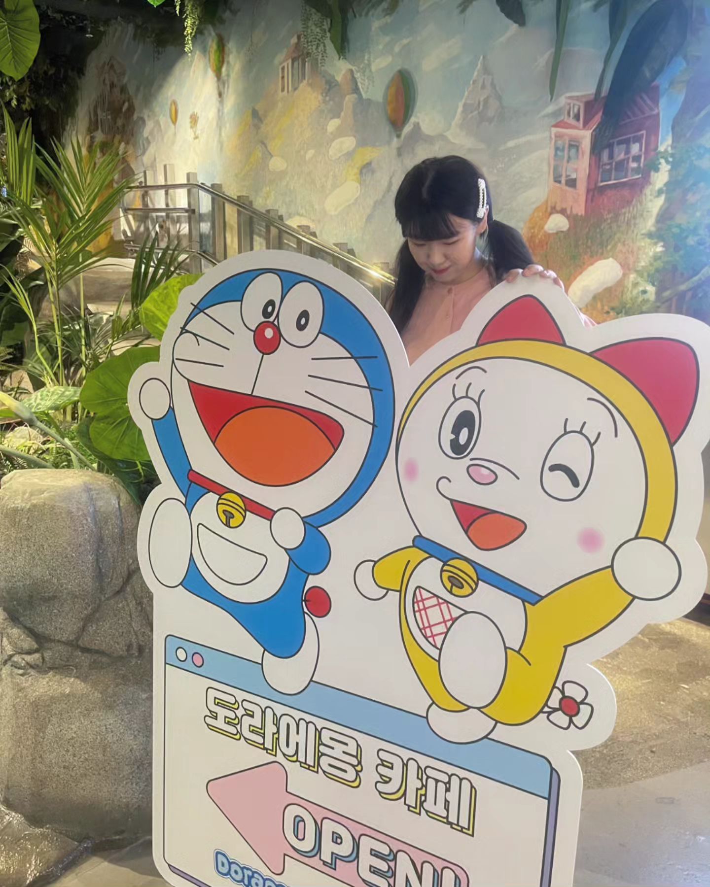#협찬 
여러분...저... 어른이날(?)기념으로....미리 도라에몽이랑 놀고왔어요!!!!!!!ㅋㅋㅋㅋㅋㅋㅋ
너무귀엽죠........도라에몽 천국이에요 ㅠㅠㅠㅠㅠ

아!! 그리고 눈치 채셨을지 모르겠지만 ... 저 이슬이랑 시밀러룩으로 맞춰입고갔어요...ㅋㅋㅋㅋㅋㅋ 이슬이가 저랑 비슷하게 핑크를 죠아하더라구요..🩷 핑크 상의랑 빨강 하의 ..🩷❤ 같이 시밀러룩입고 사진도 찍어봤는데 어떤가욤..?👭

들어가자마자 도라에몽발레복입고 오르골위에서 빙빙돌고있어요... 졸귀..ㅠㅠㅠㅠ😭😭😭😭😭😭😭 제 최애 도라에몽이였어요ㅠㅠㅠ 핑크발레리나..🩰

입구에서 도라에몽 3가지 얼굴중에 고를 수 있는데 다 가져가도 된다하셔서 다 들구와써요..히히ㅋㅋㅋㅋㅋ 저걸로 얼굴가리고 사진찍기 넘죠음ㅋ

진짜 포토존 한가득이라서 사진 한뭉탱이 찍고 나오시는거 추천드려요..❤!!

구경 다 하고나오면 도라에몽 가득한 굿즈샵도 있으니 도라에몽덕후들은 필수코스...!!!

🎈장소 : 용산아이파크몰 팝콘D스퀘어
🎈가는방법 
  1. 대중교통 : 지하철타고가시는 분은 용산역에서 바로 패션관으로 가셔서 6층에 돌계단 찾아서 올라가시면 바로있어요!!
 2. 자차 : 주차장은 해주차장 5.5층에 주차하시면 편해요!!
🎈일정 : 2023.05.05~2023.07.30
🎈관람 시간 : 10:30~20:00
🎈금액 : 일반(15000),청소년/어린이(13000)

🎈5월 5일~7일 사이에방문하시면 A4 L 홀더파일제공까지 해준대요!!!!
(ㅠㅠ 넘귀엽던데.....전못받음..ㅠㅠ)

#협찬 #두근두근도라에몽전 #도라에몽전시회 #도라에몽 #팝콘D스퀘어 #대원뮤지엄 #용산아이파크몰 #서울핫플 #전시회추천 #어린이날전시회 #아이와가볼만한곳 #서울아이와가볼만한곳 #어린이날가볼만한곳 #가정의달전시회 #서울전시회 #5월서울전시회 #서울전시회추천 #서울가볼만한곳 #서울데이트 #서울실내데이트 #용산가볼만한곳 #용산놀거리