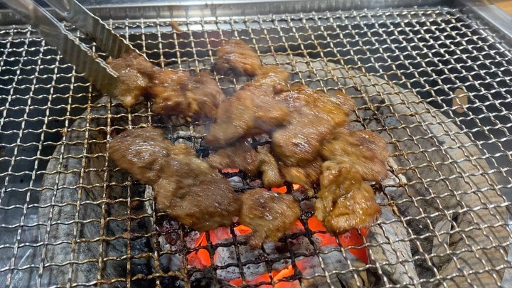 퇴근길 갈비는 사랑이죠..🤍
달짝찌근하고 야들야들하고 
냉면이랑 조화가좋은 
수제돼지갈비 먹고왔어요:)
요고깃집은  숯불구이라서 더 맛있는점
또여러고기를 즐길수있구
공간도 넓어서 단체 회식에도좋을것같아용 
직원분들도 친절하시고
후식비냉에 고기싸먹으니까 진짜 맛있는걸요..🐷

📍중화 대한 숯불갈비
-서울 중랑구 동일로 809 대한숯불갈비 1층
-매일 10:30~22:30

ORDER-돼지갈비 2인분 후식비빔냉면2개 된장찌게

#협찬 #대한숯불갈비 #중화동맛집 #중화역맛집 #중화역고기집#회식장소