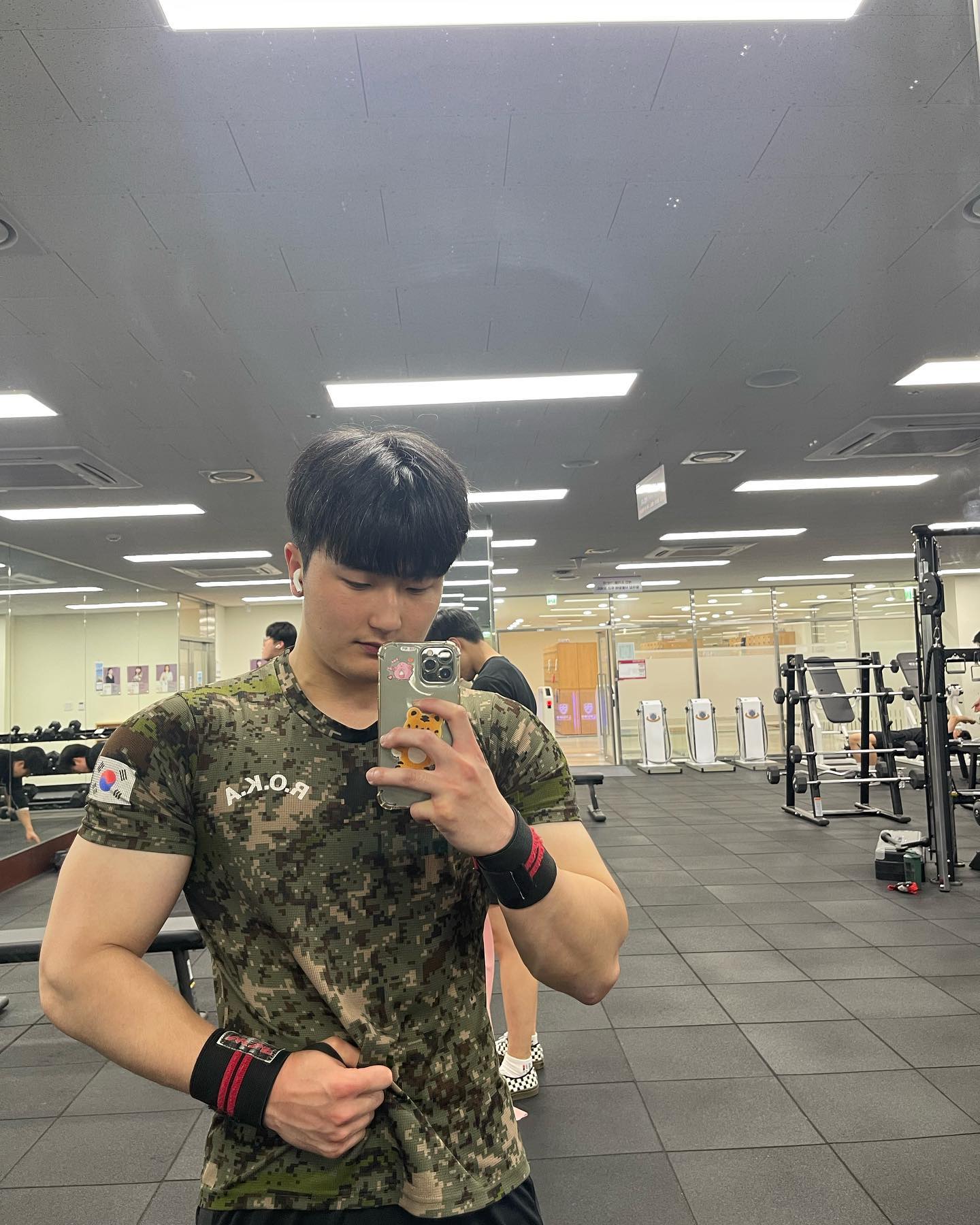 2023.5.12 운동기록📝

🔥이두 운동🔥

✅바벨컬 25kg 30회 3set 
  30kg 30회 1set
✅해머컬 15kg 15회 
  20kg 10회 컴파운드 4set 
✅덤벨컬 8kg 15회 7set

🔥삼두 운동🔥

✅덤벨 킥백 15kg 15회 
  라잉 트라이셉스 익스텐션 25kg 10회
  컴파운드 4set
✅케이블 로프 푸쉬다운 87lbs 15회 4set
✅케이블 푸쉬다운 110lbs 15회 4set

🔥어깨 운동🔥

✅후면 어깨 운동 95lbs 15회 3set
✅케이블 사이드 레터럴 레이즈 15lbs 
  20회 7set

⏰휴식시간 : 1분40초

불금에도 운동 끝🔥
오늘은 팔, 어깨운동을 했어요🤗🤗
오늘은 일정이 아무것도 없어서 오전에 푹 쉬다가 결국 점심 먹고 오후에 운동을 갔다왔네요🤣 사람 많으면 어쩌지하고 걱정하고 있었는데 금요일이라 그런지 사람도 많이 없어서 아주 쾌적하게 운동을 끝내고 왔답니다😊😊
.
불금에도 운동하신 인친님등 고생하셨구 좋은 주말 되세요👍