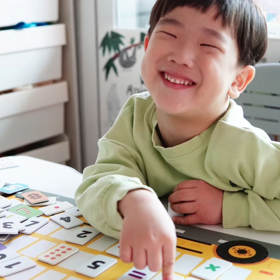 지금도 한글이고 수학이고 관심 없는 우진이
노출만이 답이다 싶어 열심히 노출하는 중🫠

공부라고 하면 도망부터 가는터라
놀이학습 위주로 찾아 보는데
큐리오 매쓰매쓰 요거 재밌다

10가지 수학 주제와 20가지 주제별
수학 게임을 통해 답을 찾아가는 과정을
놀이로 경험하게 해 주는데 같이 하는 나도
재밌고 내가 재밌게 하니 우진이도 관심 스윽

AR앱으로 더 재미있고 게임으로 자연스레
배울 수 있어서 너무 좋다구

#플레이큐리오 #유아공부 #유아교구 #어린이교구
#어린이공부 #큐리오매쓰매쓰 #AR카드 #남아선물 #아이선물추천 #육아스타그램 #공부스타그램