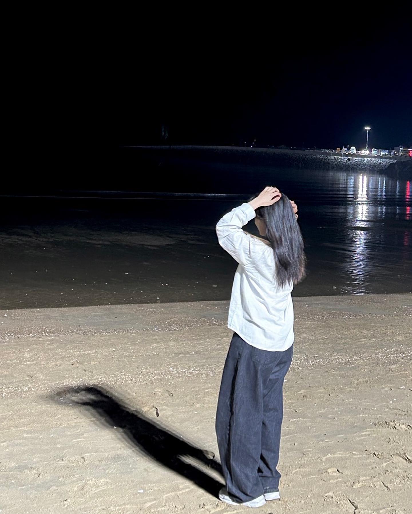 부정적인 생각들을 바다에게 털어버뤼좌 긍정적이게 살자고~ 어잉~? 긍.살. #을왕리#밤바다