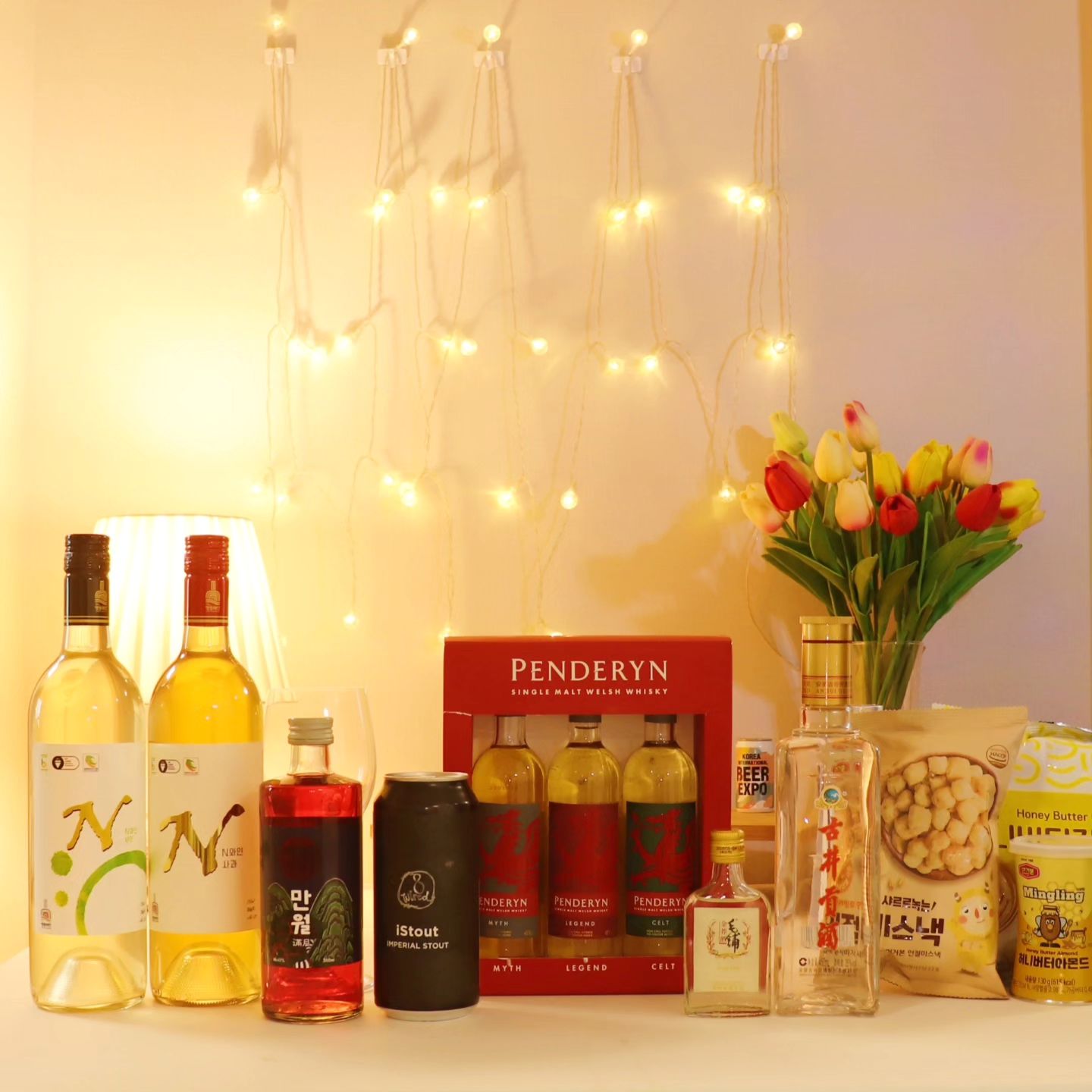 .
#지니바#지니홈바#jinnybar#jinnyhomebar
#수원주류박람회 #떼샷

처음으로 평일에 가본 박람회
아침 일찍 가서 #머거본 과자들도 받고
혹시나 취해서 무슨 술을 마셔봤는지 잊을까 스토리에 하나씩 올려두고 두시간 반을 돌았다
(물론 빠진것도 있었지만)

몇개 없는 위스키 부스에선 다들 같이 온 사람인냥 얘기하면서 시음하고 (근데 다들 처음 본 사람들🫢)

진짜 오랜만에 찍어본 떼샷

#영덕와인 N사과, N샤인
예전에 N사과 마셔보고 또 찾아간 곳
직접 농사지은 과일들로 만든다고 하심

#예천주 #만월
집에 있는지 모르고 또 집어온 만월
복분자향이 나는데 안달아서 좋은 술

#Istout
흑맥주 별로 선호하지 않는데도 맛있어서 짝꿍 맛보여줄라고 하나 겟

#pendrynwhisky
위스키 미니어처 3종
저렴한 가격에 너도나도 집어온 위스키
세가지 중 레전더리가 가장 맛있었다

그다음은 고량주
중국에선 연태보다 인기 많다고 하길래 저렴한 가격에 겟

6월엔 또 무슨 술을 데려올수있을랑가😆
.
.
.
.
#칵테일#위스키#맥주#혼술#홈술#혼텐딩#홈텐딩#홈바#홈술스타그램#같이마셔요