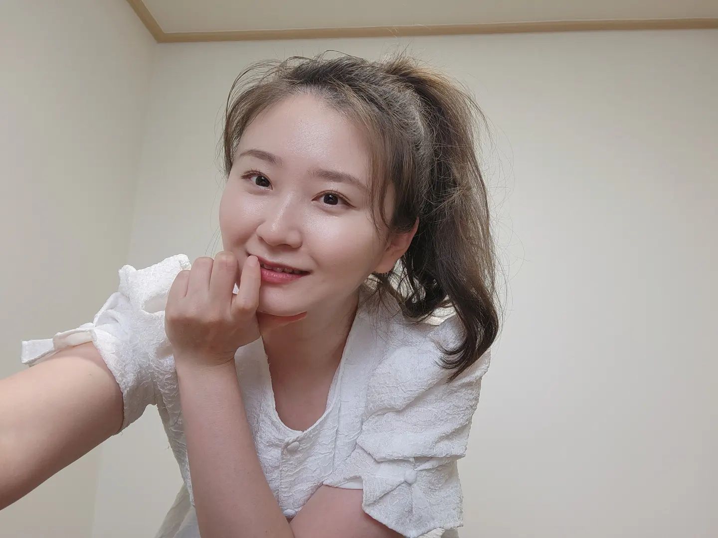 🐣
유튜브도 블로그도 카페도 
새로 시작하려고 하니
막막하네요 !! ㅎㅎㅎ

특히 기계치인 저는
촬영장비 사놓고
써먹지도 못해서
그냥 셀카모드로 폰 세워놓고 찍습니다😂

제 얼굴이 왜 이렇게 어색한지!
이제 매일 셀카 연습이라도 해야할까봐요오
(메이크업 했을때만)

혹시 인생 셀카 어플 있으시면 공유해주세요🥰