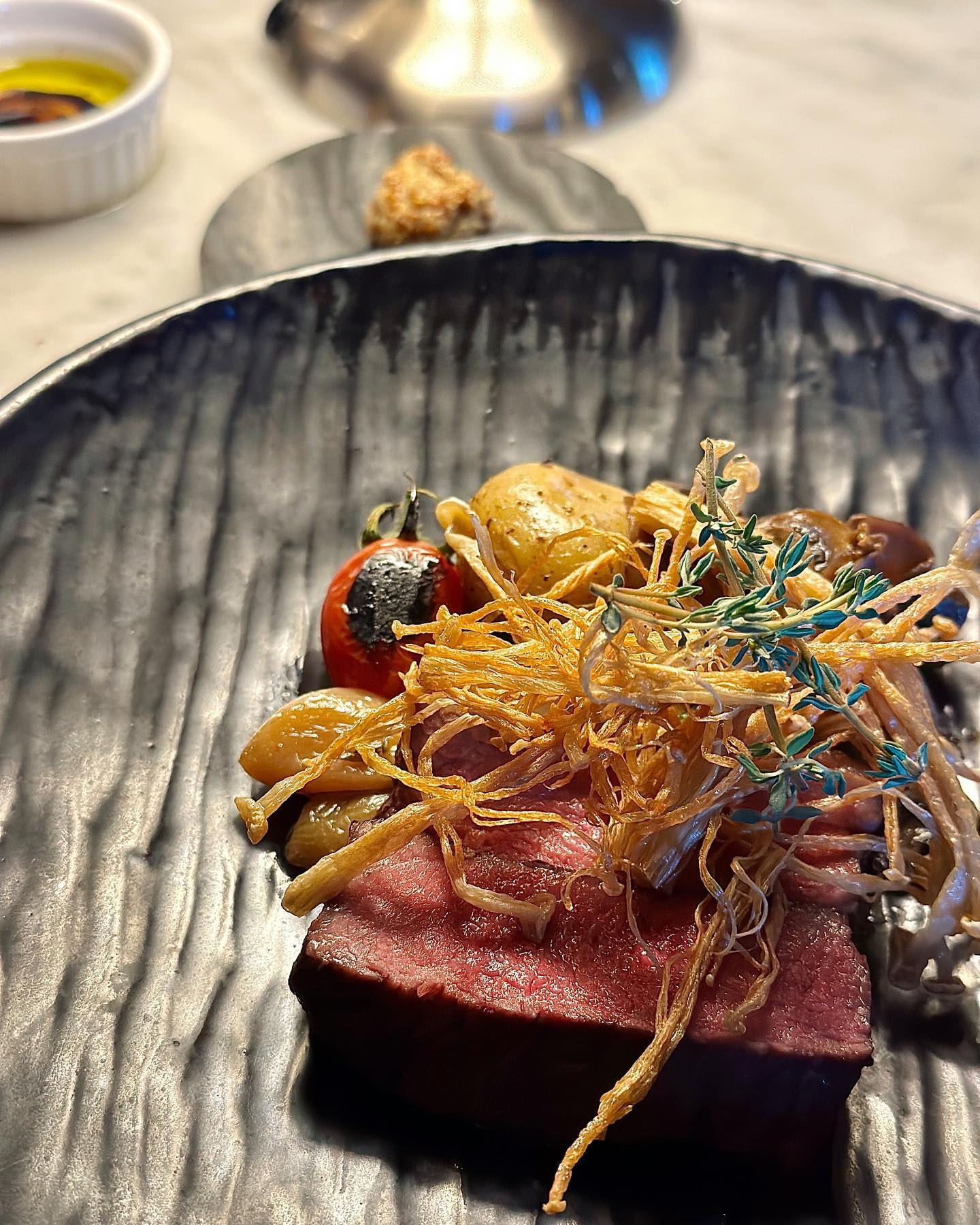 simonsteak  #협찬 

먹수니일지🍽️🍷

며칠전 또로나 격리 해제된 엄마 리프레시겸 찾아간
 삼산 다이닝 레스토랑 사이먼 스테이크🩷

2코스부터 9코스까지 다양해유,,!!
먹수니는 엄마미와 7코스에 스파클링 와인 즐겼어요💛

식전 빵
애피타이저: 토마토 마르게리타
트러플 오일 양송이 수프
비프 타르타르
볼로네제 파스타
블루베리 샤베트
살치살 스테이크
커피와 티라미수

분위기, 조명, 음식 그리고 친절함까지 갓벽✨

입맛 돋우는 애피타이저와 수프, 부드러운  한우 타르타르와 육즙 가득 스테이크, 볼로네제 파스타 언제 먹어도 냠굿🩷

7가지 요리 모두 만족스럽게 잘 마시구 갑니둥٩( ᐛ )و 

.

🏠 울산 남구 삼산로 288 8층
 (롯데백화점 울산점 8층)

.

#울크체험단 #울산맛집 #울산양식 #울산다이닝레스토랑 #울산양식코스 #울산삼산양식 #울산데이트 #울산데이트코스 #울산데이트하기좋은곳 #울산기념일장소 #먹스타스램