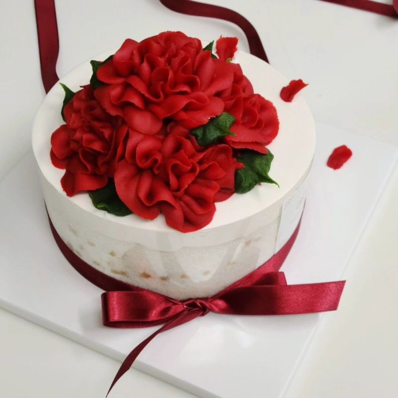 5월에는 역시 빨간꽃을🌺 
원주에서 앙금떡케이크 준비할 때 항상 예약하는 blessu_cake 금손 사장님의 실력은 매해 성장하시는듯하다 꽃잎 하나하나 디테일이 너무 예쁘고 무엇보다 맛있다는☺️

앙금떡케이크라서 밀도가 높아 작은 사이즈로도 일반 가족들 충분히 케이크를 나눠먹기 좋다

꿀백설기 자체가 맛나서 엄마의 취향저격도 성공하고 떡케이크 덕에 올해 어버이날도 성공적🌟

#블레스유케이크 #원주케이크
