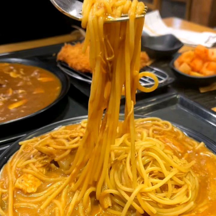 명동 롯데영플라자 맛집 #아비꼬 다녀왔습니다.🍽

아비꼬 한번쯤은 다들 가보셨을거같아서
되게 친숙한곳이죠😊

이번에는 명동 롯데영플라자 6층에 위치한
#아비꼬롯데영플라자점 으로 다녀왔어요❤

저희는 버섯비프카레, 허브치킨카레파스타,수제등심돈까스 
매운맛은 각각 1.5단계, 2단계로 시켰어요😚

1.5단계는 신라면보다 살짝 덜매운느낌
2단계는 열라면 수준었어요🌶🌶

버섯비프카레는 지인짜 부드러워서 버섯이랑 샥샥 비벼먹기 너무 좋았어요😍
카레파스타는 처음 먹어봤는데..대박
여기파스타집 아닌가요?🤩
진짜 기대한거 이상으로 너무너무 맛있었어요😄

수제등심돈까스는 완전 바삭바삭하고
노릇고소한 맛이 일품이였어요.🥩

갈릭후레이크랑 대파추가는 
무조건 하셔야되는거 알죠?🙂

많이들 찾는곳이라 그런지 웨이팅이 좀 있었지만
회전율이 빨라서 금방금방 들어갈수있었어요.

오늘 아비꼬 드셔보는건 어떠세요?❤

#카레맛집 #카레 #명동맛집 #명동 #롯데영플라자 #아비꼬명동 #아비꼬카레 #수제등심 #수제등심돈까스 #출출할때  #먹스타맞팔 #맛스타 #먹스타그램 #맛스타그램 #먹팔맞팔 #맞팔환영 #먹팔반사 #맞팔환영 #좋반