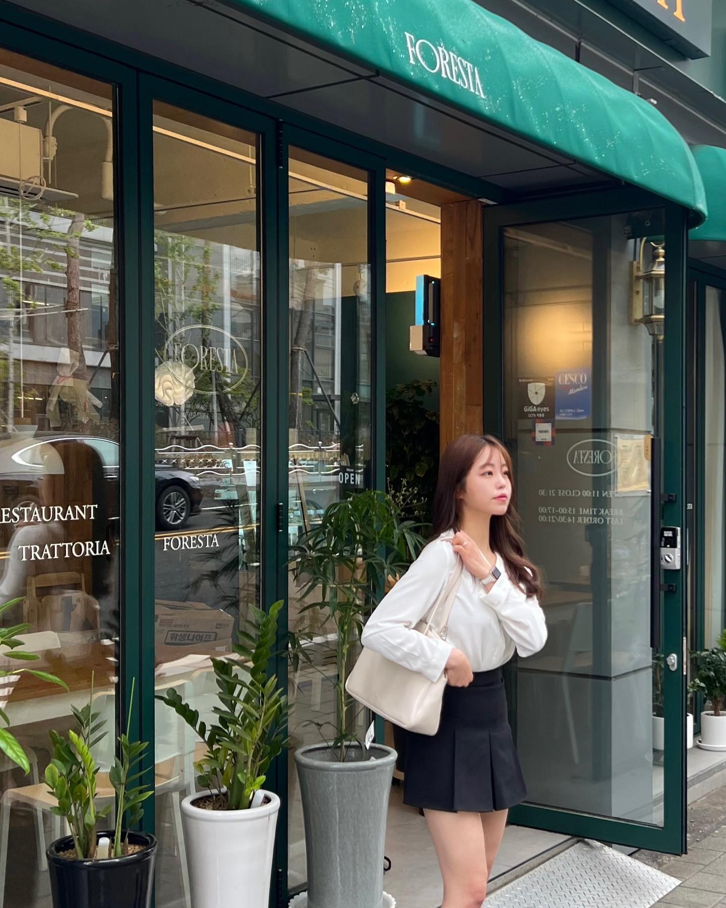 파스타두 맛있는데
외관이 취향저격이넴?🌷

식전빵도 겉은바삭 속은쫄깃해서
넘나 맛도뤼!! 빵만 세접시 뚝딱하고팠는데 메인 묵어야해서 참음 ㅎ

치킨 로제 그라탕은 매콤한로제에 치즈가 올라가있었는데 부드러운 카사레체 생면 파스타와 잘어우러져 설거지 완-

버섯 리조또는 진심 트러플향이 찐해서
나같이 크리미하고 트러플향 좋아하는
사람들이 미쳐버릴듯 ㅎ 전맛탱 ㅎ

비가와서 그런지 
분위기도 차분하니 너무 좋았듬 
잘먹었숨다🫶

#협찬 #디너의여왕 #포레스타 #전포포레스타 #치킨로제그라탕 #버섯리조또 #전포파스타 #전포역맛집 #전포맛집 #부산 #좋반 #첫줄 #좋아요 #맞팔해요 #먹스타그램 #먹방스타그램 #부산맛집