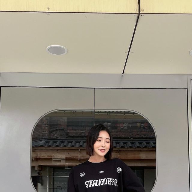 ✨찌닝‘s 출근룩 & 데이트룩 기록✨ on Instagram: "#협찬 
@standarderror_official 
안녕하세요, 찌닝입니다✨
오늘은 남편이랑 용리단길 다녀왔숩니다🤭
스탠다드에러에서 보내주신 맨투맨에 핑크
팬츠, 메리제인으로 포인트 줘봤는데욤💕
오늘 날씨가 너무 좋아서 그 자체로 힐링되더라구욥🫧
스탠다드에러 맨투맨은 고품질 원단으로 
국내에서 자체제작한다고 합니다.
그래서 핏도 탄탄하니 넣입해도 예쁘고 빼입해도 예쁩니댜🦄🤭
옷 변형을 최소화하기 위해 덤블 후가공까지 되어있어서
자주 입고, 세탁해도 걱정없을 것 같아욤🌸
오늘 남편이 사진 너무 예뿌게 찍어줘서
마음에 드는 사진들이 많아 이따 또 와보겠습니댜…🫶🏻
모듀 즐거운 주말 보내십셔!!🌿
.
.
.
.
.
.
#찌닝룩
#스탠다드에러 #스탠다드에러맨투맨 #남여공용맨투맨 #세미오버핏 #캐주얼룩 #캠퍼스룩 #데일리룩 #맨투맨추천 #데이트룩 #용리단길 #핑크팬츠 #메리제인 #오늘의코디 #ㅇㅇㅌㄷ #패션소통"