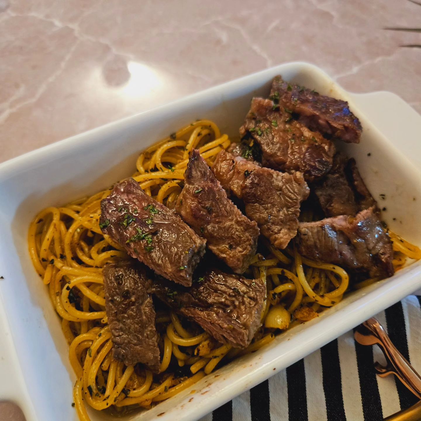 #첫줄

살치살 바질 오일 파스타

#파스타 #PASTA 
#이탈리안레스토랑 
#홈쿡 

#자취요리 #자취스타그램 

#이여자의COOK #요리하는여자 #요리스타그램
#요리그램 #혼밥 #혼자먹기

#일상요리 #소고기 #소고기요리
#살치살
#식사 

#잘먹었습니다