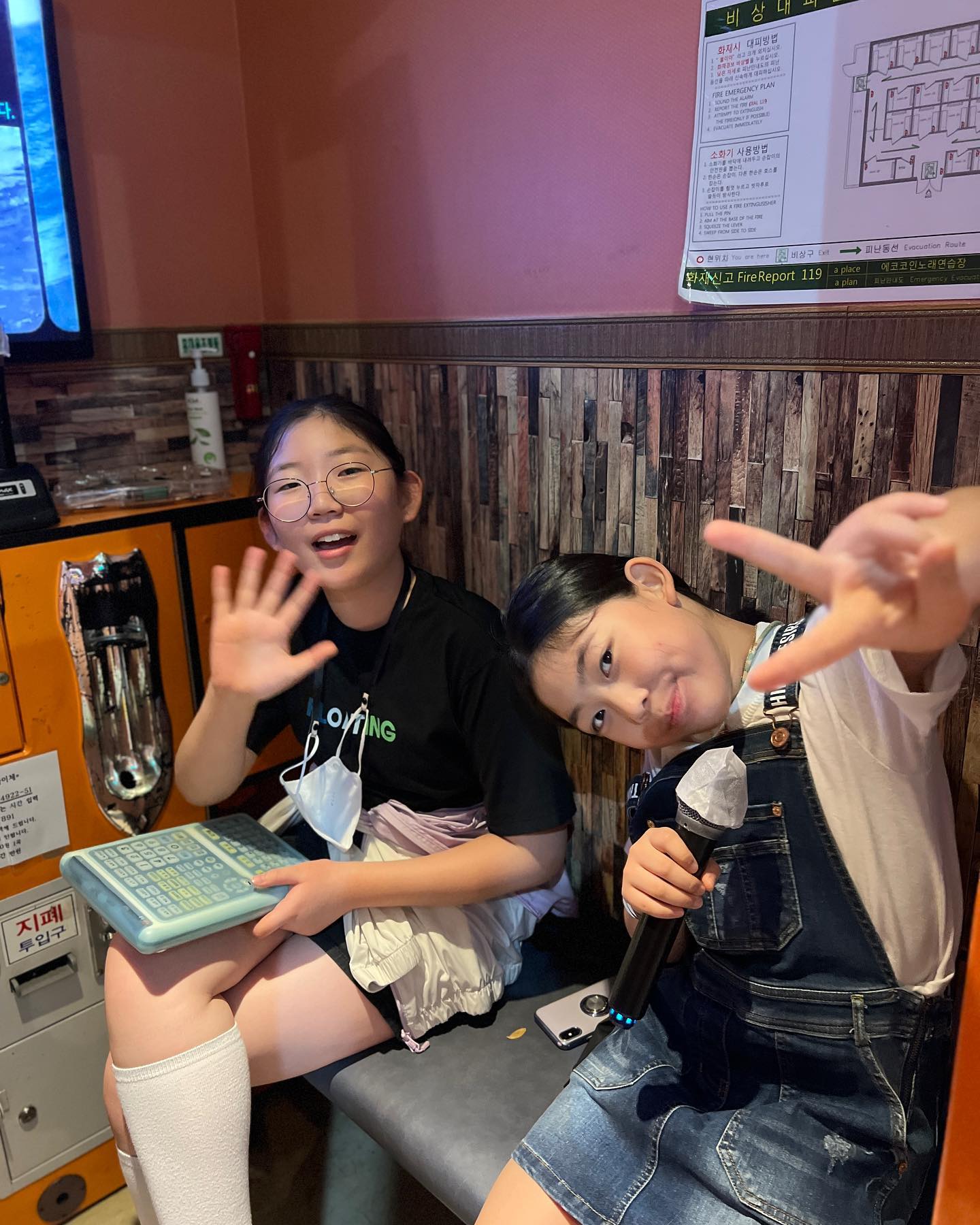 2차 
애들은 코노
엄빠는 시원한 생맥 
애들이 크니까 좋구만!!
.
.
#2차#봉구비어#생맥주#오랜만에#둘이서#주말#일상#우당탕탕mimihouse