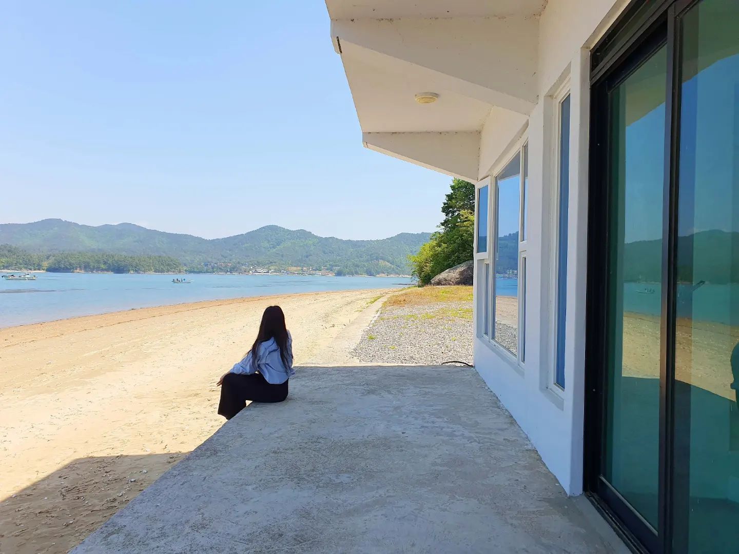 #협찬 #복이네펜션 
유투버 🏠집 짓는남자의 펜션으로
숙소 앞 사유지 땅 363평 숙소는 1, 2층으로 나뉘어진
60평 하루 한팀만을 위한 공간 독채숙소랍니다🏡
카약도 무료로 이용 가능한데 바람이 너무 많이 불어
이용하지 못 했는데 넘 아쉬웠던 것 😭
단체 숙소로 손색 없고 뷰는 말해 모해
높은층에서만 바라보던 오션뷰에 비해 정면 침실에서
자고 일어나 본 뷰는 정말 아름다웠어요😳👍
프라이빗한 사유지의 숙소라 애견동반에 아이들과도 함께
즐기기 딱 좋고 바다에서도 조용히 놀 수있는 여름에
가 보기 참 좋을것같아요💙

자세한건 프로필링크 블로그 클릭
복이네펜션 검색 또는 네이버에서 검색하세요 👈

바베큐 무료 🐷 애견동반가능 🐶 카약무료이용가능 🛶
입실 15:00 퇴실 11:00
경남 남해군 삼동면 동부대로1662번길 77-12 남해 복이네펜션

❤
🧡
💛
💚

#남해복이네펜션 #집짓는남자 #남해펜션 #남해숙소 #남해독채펜션 #남해단체펜션 #남해애견동반 #남해여행