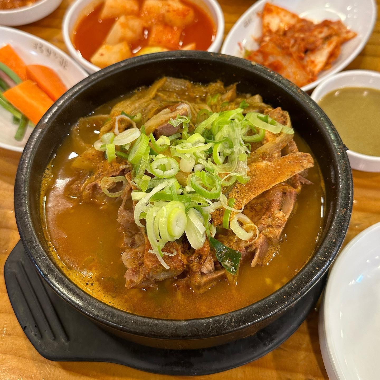 #foodstagram #협찬
✔️
국물맛이 끝내주는 하남 뼈해장국 감자탕 맛집
하남 천현동 금강산감자탕

뼈에 고기도 완전 실하고
우거지도 국물도 다 넘 맛있구 내 스타일 !
특히 같이 나오는 김치가 넘 맛있었다아 😋

애기들 놀이방 있는곳 올만에 봤다아
가족 & 단체로 가기 좋은 곳 추천추천 👍🏻

#하남 #금강산감자탕