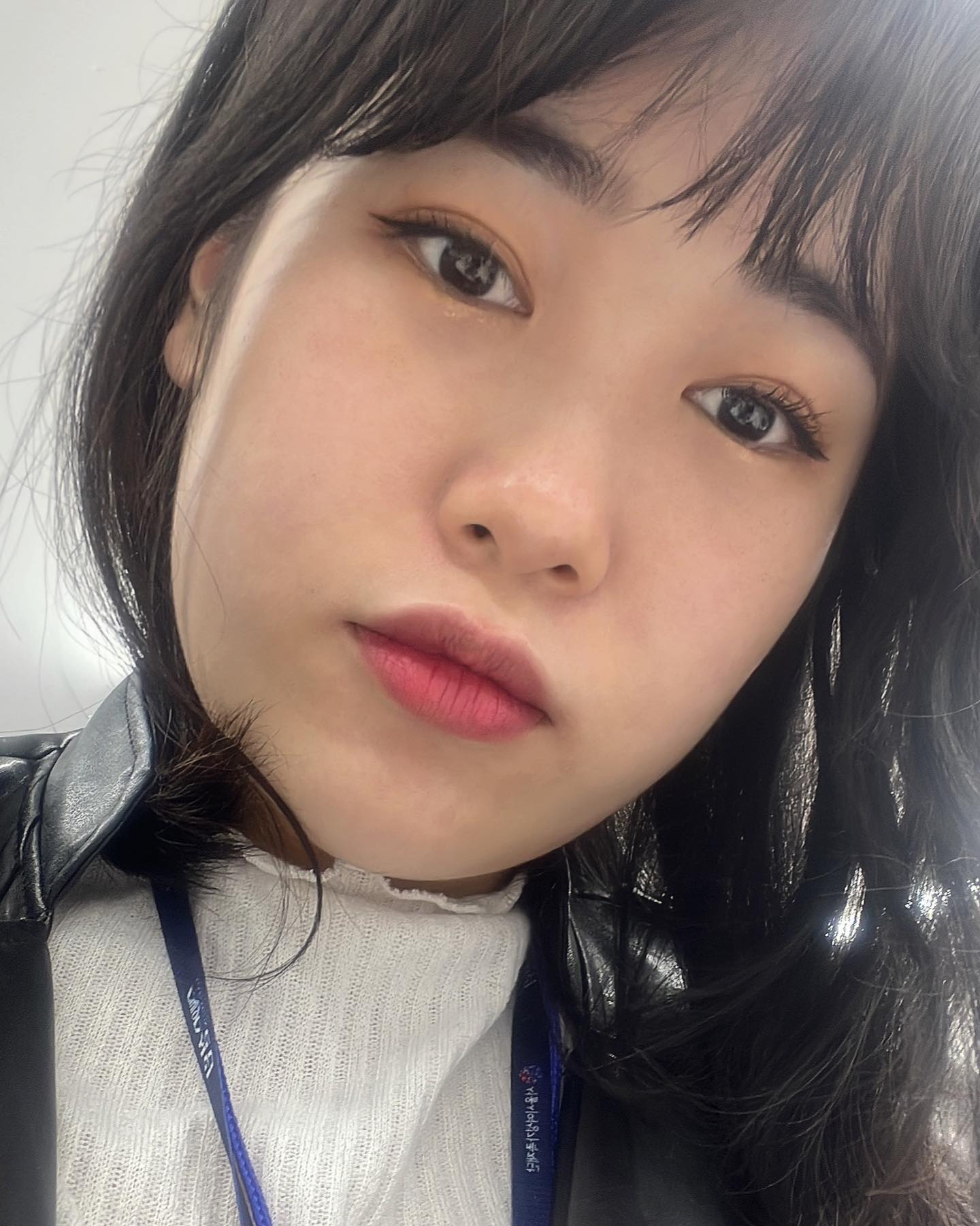 #취준스타그램
15일간의 짧다면 짧고 길다면 긴 교육이 끝이 났당👏👏
.
아무 생각 없이 있다가 취준하려니 막막해서
관련 무료 교육이 있다길래 신청했던 건데,,
.
난 관련 경력 보유자나 전공자면 된다길래
냅다 신청하고 봤었는데ㅋㅋㅋㅋㅋ,,
알고보니 3040, 50+ 경력보유여성들 
재취업 지원 프로그램이었던,,^^
.
얼결에 낀 20대는 나 홀로,,😅
와중에 30대도 몇 분 안계셨음ㅋㅋㅋ
.
첨엔 대부분 이모~엄마뻘이셔서 뻘쭘,,했으나
나와 다른 나이대의 분들과 공통관심사에 대해
이야기 나누고 정보 주고 받는데 많은 걸 느낌,,,
.
실무 교육이니 뭐니 해도 대부분 대학 때 듣던 거
졸업 후 1년 공백 가지고 다시 듣는 느낌이라
초반엔 좀 지루했는데 간간히 실습도 하고
동기 분들이랑 요런저런 얘기 나누면서 
소소하게 공부되는게 더 많았던듯..!!
.
비록 매일 출퇴근 시간에 지하철에서 낑겨가며
5호선 끝과 끝을 다니는 건 조금 힘들었지만ㅋㅋㅋ
절대,, 서울 중동부를 벗어난 취업은 안되겠다는 
나름의 깨달음을 얻기도 했다^^,,
.
이 때 수료날 막날이라고 요런저런 선물도 받고
점심이랑 커피도 얻어 먹구,,,😋
교육동안 귀찮아서 화장 안하고 대충 다니다가
막날이고 발표도 있어서 꾸미고 갔더니
완전 아이돌 대우 해주셔서 넘 좋았다ㅋㅋㅋ🥰
.
교육 끝나고 교육실 전체 비우는데 
남은 과자랑 디카페인 카누는 인 마이 포켓🫰💕
.
얘드라,,, 뽀미 이번엔 증말 취뽀한다,,
이제 미루고 미루던,, 정말 하기싫던
자소서 쓸 타임,, 너무너무 시러,,^^ 그래도 해야지,,~
.
애드라 내가 취직하면 너네 맛있는 거 사주,,지는 못하고
그냥 나 혼자 맛난 거 먹고 다니면서
맛집 블로그 운영하면서 정보 공유 할게^^
여행사 많고 맛집 많은 종로로 취직하고 싶다🥹
.
☁️미래는 도망가지 않아 내가 놓기 전까지☁️
.
.
.
#일상 #일상스타그램 #99 #스물다섯 #봄만스물다섯 #취준생 #취준 #서울여성가족재단 #스페이스살림 #우먼업 #한국관광공사 #상상우리 #정부지원교육 #직업훈련 #직업교육 #취업지원 #관광ICT #관광오퍼레이터 #양성과정 #파이팅 #💪 #해야지 #셀카 #셀피 #selfie #🎁 #💄