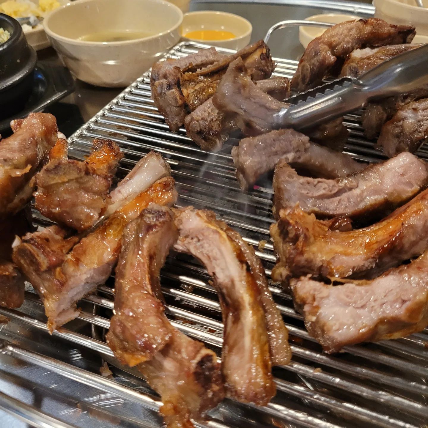 4년전 쪽갈비 먹고 있을 때 친구의 결혼소식이 들렸는데, 이번 쪽갈비 먹는 와중에 친구의 결혼소식에 너무 놀라 기뻤네요^^
쪽갈비 먹는날은 좋은 소식을 들을 수 있다는 사실!
다음에는 어떤 좋은 소식이 들을 수 있을지, 쪽갈비 먹으면서 기대해보겠습니다.
#좋은소식 #쪽갈비 #경산쪽갈비 #경산옥산동맛집