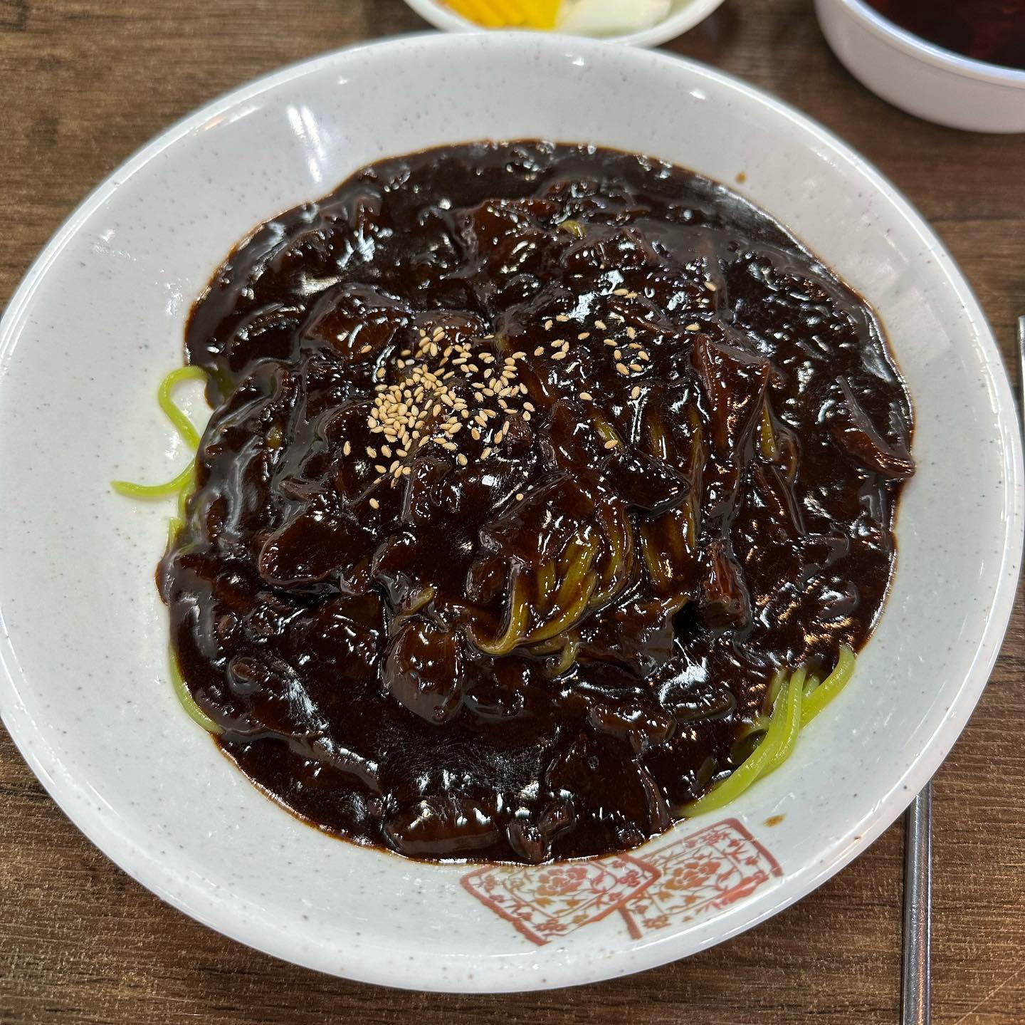 #foodstagram
✔️
신랑없이도 혼자서 먹고싶은거
잘 찾아묵는 싸람 나야나 😋

오빠 야구 간날 혼자 여유 즐기다가 짜장면 먹고싶어서
원래 가던 짜장면집 말고 새로운 곳 방문해봄 !

짜장면 기대이상으로 맛있어서 기분 더 좋아짐
면이 초록면인데 탱글탱글 맛있구 짜장도 맛있었당
짜장면 먹다가 고추가루 뿌리면 또 새롭고 ㅋㅋ

그리고 탕수육이 진짜 바삭바삭해서
소스 붓기전에 그냥 먹어도 고기만으로 넘 맛있었을정도 ✨
( 하지만 부먹파는 사정없이 부어버렸죠 >_< )

손님도 완전 많고 사장님도 친절하시고
동네맛집을 하나 찾은거 같아서 넘 좋았다 🥰

#하남 #요리왕