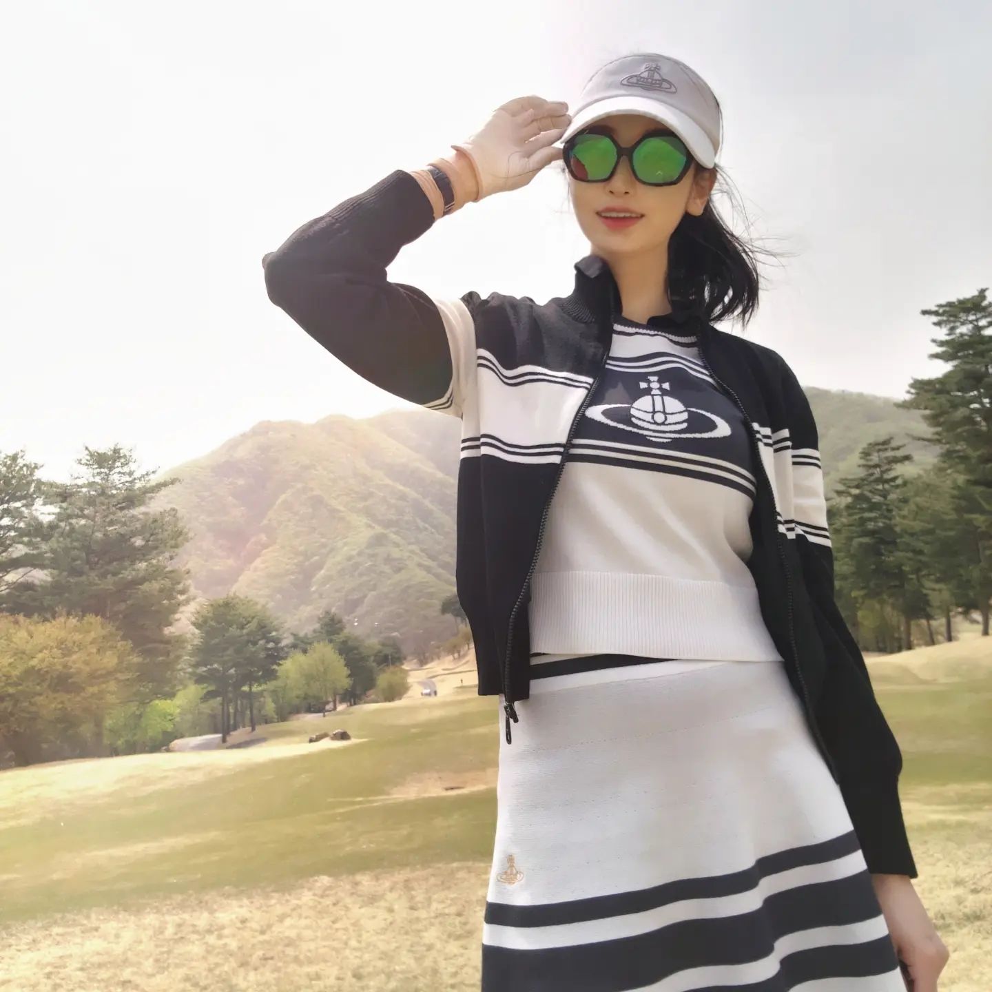 #홍홀x골프장사진발 오디션에서
1등해서 #지한솔프로 님 #싸인볼 과 함께 받았던 #지한솔선글라스 
착용했어요!ㅎㅎ 
지난번에 착용했던 #홍홀#데일리선글라스 도 너무 좋았는데 
#스포츠선글라스 탑클래스 브랜드에서 만든거라 역시 #골프선글라스 너무좋네요:)
견고하게 만들어진 #방탄선글라스 라 그런지 사진처럼 착용했다가~ 옷에걸었다가~카트에뒀다가~ 하는데 
기스하나안나고 계속 새것처럼 쓰고있어요~

핏도 이쁘고 가벼운데, 굴곡이 잘지게 만들어져서 선글라스 착용하고 샷하는데도 양옆시야가 잘 확보되서 갑갑함이나 플레이지장없이 잘 칠수있었어요!ㅎㅎ

햇살이뜨거운 여름!#피부건강 을위한 #썬크림 만큼 #눈건강 에필수!!인 선글라스~!
기능적으로 검증된브랜드
honghol_official
선글라스로 #녹내장#백내장#시력감퇴
예방하세용ㅎㅎ

#선글라스추천
#honghol#이리지스#irizis#방탄#선글라스#sunglasses#골프웨어#sunshade#여름골프#바캉스#여행#golf