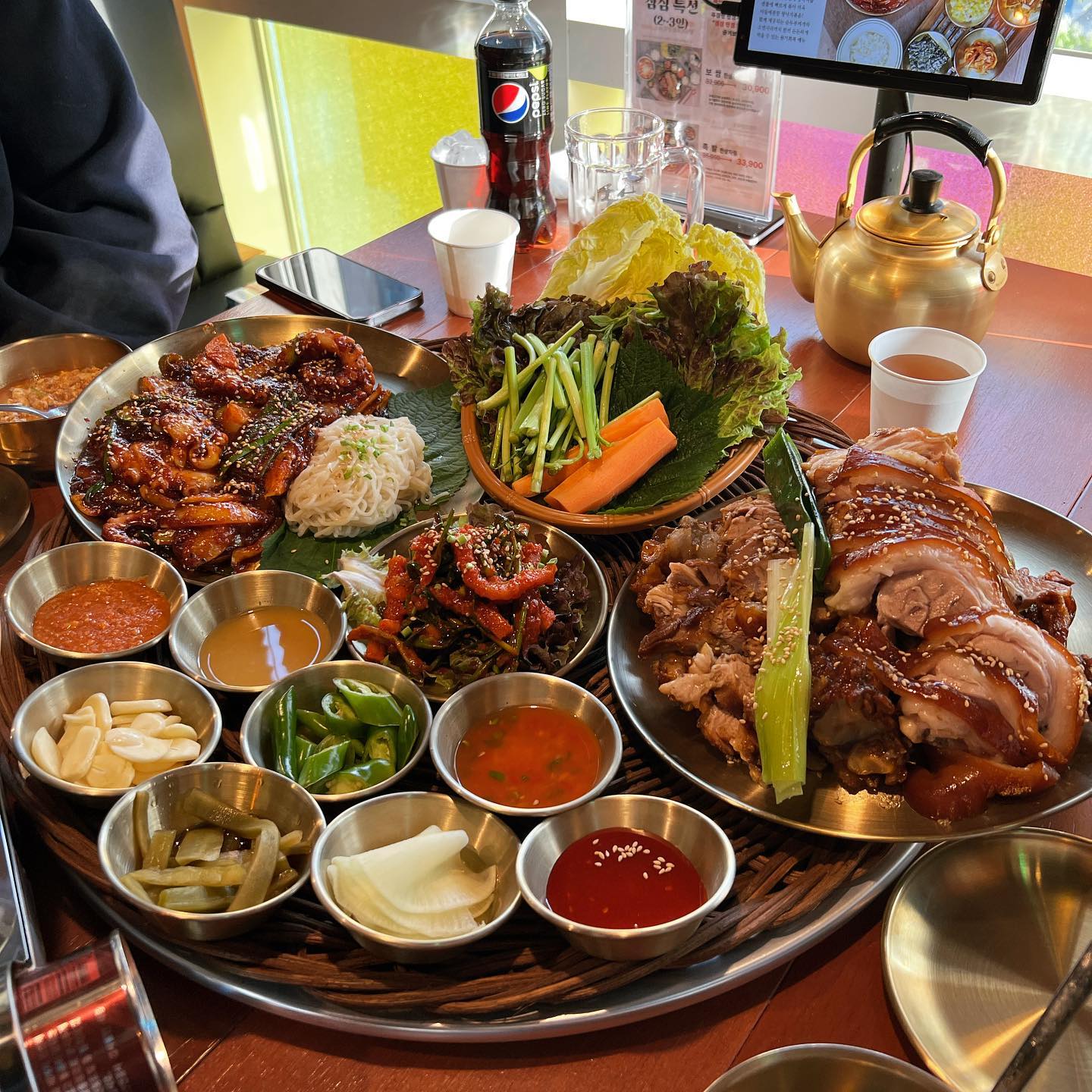 요즘 핫한 곳으로 주막 컨셉의 족발집 다녀왔습니다!

소쿠리에 한상 가득 나와서 보기도 전에 든든하고 족발에 차르르 윤기도 돌아버려-
낙지볶음도 물먹은 느낌 없이 통통하고 맵싹해서 막걸리 병으로 부어버리고 싶더라구요.. 인테리어부터 맛까지 빠지는게 없어 다시 방문하고 싶은 곳!

📍구구족주막 광명역점

#광명역맛집 #광명맛집 #광명역 #koreanfood