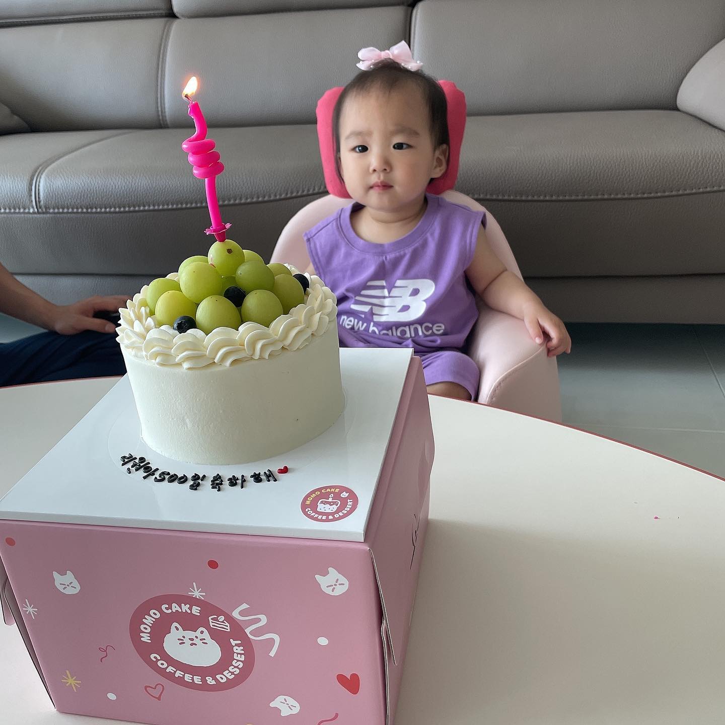 🐥생후 500일 기록🐥

.
.
.

축 임리원 500일❤️

오늘은 리원이가 태어난 지 500일 되는 날
벌써 500일이나 지났다니... 시간 너무 빨라요..!!

조촐하게 집에서 500일 케이크에 촛불 켜서 축하하기 ㅎㅎ
케이크는 어린이집에서 생일파티 때 이미 몇번 먹어봐서...😂
저도 그냥 리원이 맛보라고 줘봤는데 냠냠 잘 먹네용
아 케이크는 이번에도 모모케이크 momo_cake89 에서 주문했어요❤️ 짱맛❤️

간단하게 케이크 초 불고 먹고,
오늘은 집 근처 종합운동장에 산책 겸 놀다가 왔어요!
500일이라고 특별히 뭔가를 더 하진 않았지만 그래도 유난히 의미있는 하루를 보낸 기분이 드네요:)

사랑하는 리원아 500일 축하해❤️
앞으로도 엄마아빠랑 건강하고 행복하게 잘 살아가자😍

(((마지막 사진은 브레이크 댄스 추는 리원이로~!😋)))

.
.
.

#소띠맘 #흰소띠맘 #소띠아기 #흰소띠아기
#딸맘 #소띠맘소통 #소띠딸 #육아맘
#생후16개월 #16개월아기
#소통 #육아소통 #육아소통환영