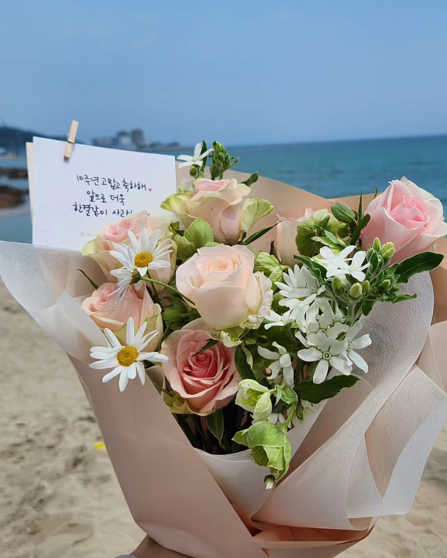 고마워 잠만보❤ #10주년여행 
난 준비를 못했는데, 꽃다발도 챙겨왔네💐
예쁘다 🥰🥰🥰 
.
.
.
#10년째연애중 #2013년 #2023년 #지구커플 #장수커플 #커플여행