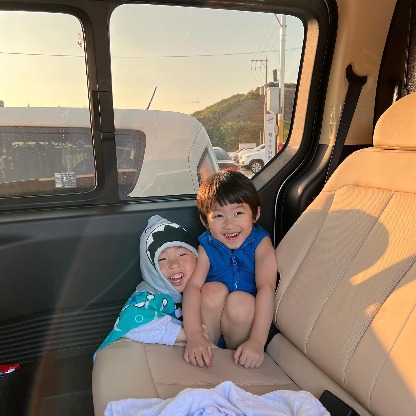 너무 이쁜 조카 둘
언어가 안통해도 너무 잘놀아🤣🤣
갯벌은 너무 힘든데 임산부 클레오 너무 잘해서… 더 열심히 했는데 잡은조개 두고 옴
ㅋㅋㅋㅋㅋㅋㅋㅋㅋㅋ
토비가 너무 좋아해서 다행인 갯벌체험
.
.
#탄도갯벌체험장 #탄도갯벌체험마을 #20개잡았는데두고옴