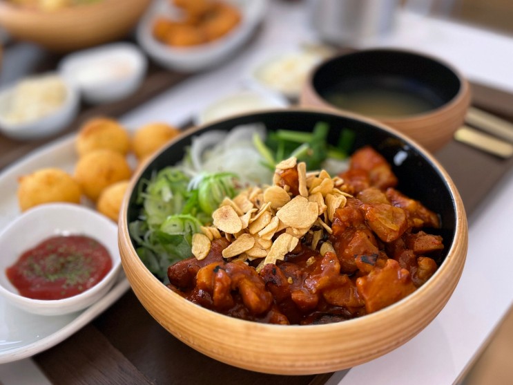 신촌 맛집, 신촌역 밥집 / 한술식당 신촌점 푸짐한 덮밥