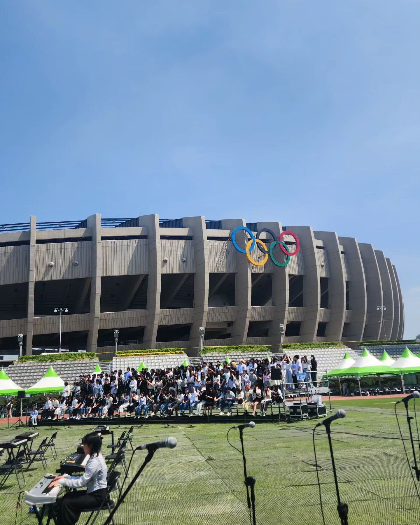 노래 열심히 부르고 왔다
청량하고 파아란 하늘아래 
다양한 사람들과 다같이 노래🎶🥁🎹🎙🎵

#부동의첫사랑 #10cm #조매력 #lostmyphone
