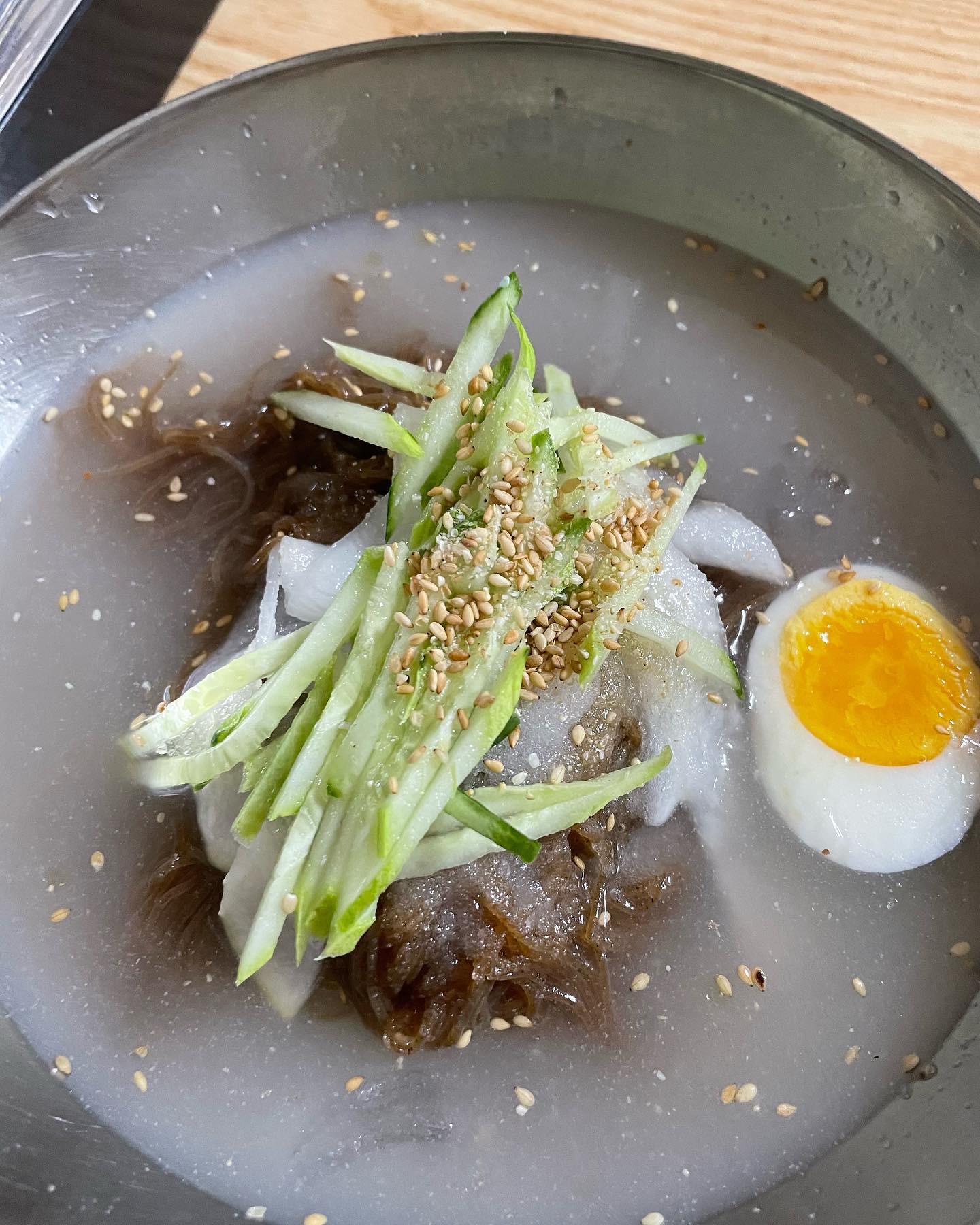 해장되면서 술을 부르는 냉면집 혜화 #할매냉면집 
 
🍽️주문한 메뉴
시원물냉면 8.000
열무물냉면 8.000
 
옛날냉면이란?
새콤 달콤 매콤하며 물냉면보다 맛이 “진” 하다고 해요 50년 전에 옛날냉면 15원이었다니..!
그만큼 오래되고 맛이 보장된 곳 
 
#시원물냉면
처음에 국물만 먹었을 때 맛이 사골국물 맛이 진하게 나고 밍밍해서 맛없다고 생각했는데 면을 풀고 겨자를 살짝 넣으니 사골국물 맛이 진하게 나고 오묘하게 맛있더라고요~~ 처음 먹어보는 냉면 맛😋 먹으면 먹을수록 자꾸 숟가락을 들게 만드는 그래서 완냉했어요^^ 열무냉면 보다 맛있어요!!!! 특색 있는 맛!!!!
 
#열무물냉면
시원 물냉면과 같은 베이스의 육수에다가 맛있게 잘 익은 열무가 냉면 국물 맛을 새콤달콤하게 해줘서 갈증 나는 제 목을 한방에 뚫어주는 맛!! 열무가 진심 아삭아삭하니 맛있고요 면도 얇고 양도 많아서 맛있었어요😝 
 
혜화에 살았으면 일주일에 두세 번은 갔을 맛입니다 육수 맛이 제대로 해장이 되면서 술을 부르는 맛이랄까

총점 : ⭐️⭐️⭐️⭐️
 
📍. 서울 종로구 동숭2길 3-8/ 혜화역 2번 출구에서 262
📞. 02-747-8512 
 
 
 
 
 
#혜화맛집 #혜화 #혜화역맛집 #대학로 #대학로맛집 #대학로연극 #냉면 #냉면맛집 #냉면스타그램 #냉면육수 #물냉면 #열무냉면 #오래된 #맛집
